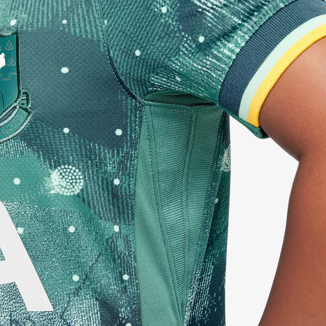 Conjunto Infantil Nike Tottenham FC 2024/25 III, Camisas de Futebol, PIQUE DE JOGADOR, A Camisa Kids Feminina Nike Tottenham FC 2024/25 III Jogadora é feita pra quem vive o futebol intensamente. Um modelo pensado no torcedor que carrega seu time no peito, em qualquer ocasião. Com tecido leve, caimento confortável e visual marcante, essa camisa é perfeita pra mostrar sua paixão dentro e fora dos estádios. Vista sua camisa. Mostre de onde você veio. Ficha Técnica Nome: Camisa Kids Feminina Nike Tottenham FC 2