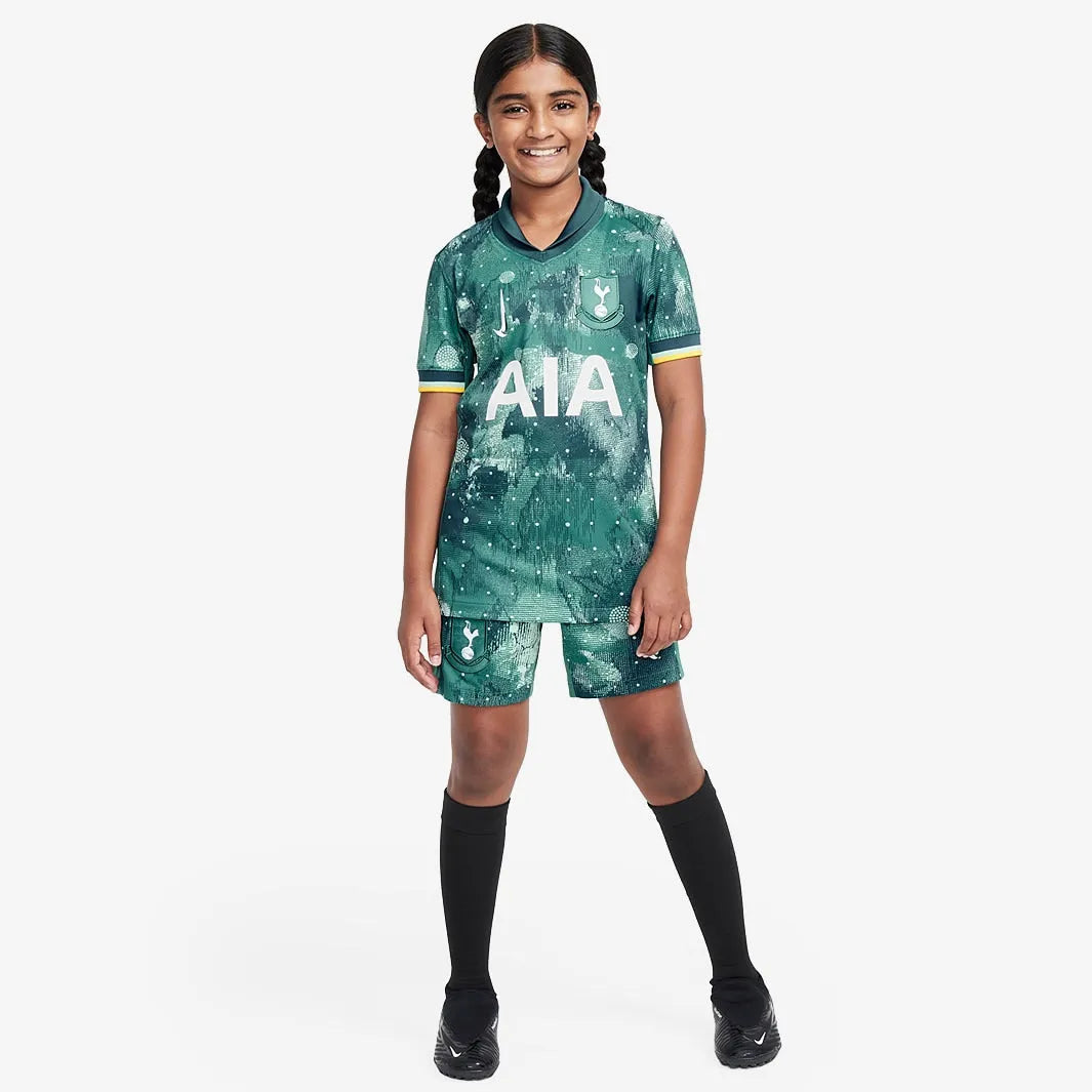 Conjunto Infantil Nike Tottenham FC 2024/25 III, Camisas de Futebol, PIQUE DE JOGADOR, A Camisa Kids Feminina Nike Tottenham FC 2024/25 III Jogadora é feita pra quem vive o futebol intensamente. Um modelo pensado no torcedor que carrega seu time no peito, em qualquer ocasião. Com tecido leve, caimento confortável e visual marcante, essa camisa é perfeita pra mostrar sua paixão dentro e fora dos estádios. Vista sua camisa. Mostre de onde você veio. Ficha Técnica Nome: Camisa Kids Feminina Nike Tottenham FC 2