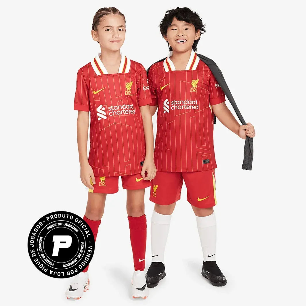 Camisa Kids Nike Liverpool FC 2024/25 I Torcedor, Camisas de Futebol, PIQUE DE JOGADOR, A Camisa Kids Nike Liverpool FC 2024/25 I Torcedor é feita pra quem vive o futebol intensamente. Um modelo pensado no torcedor que carrega seu time no peito, em qualquer ocasião. Com tecido leve, caimento confortável e visual marcante, essa camisa é perfeita pra mostrar sua paixão dentro e fora dos estádios. Vista sua camisa. Mostre de onde você veio. Ficha Técnica Nome: Camisa Kids Nike Liverpool FC 2024/25 I Torcedor G