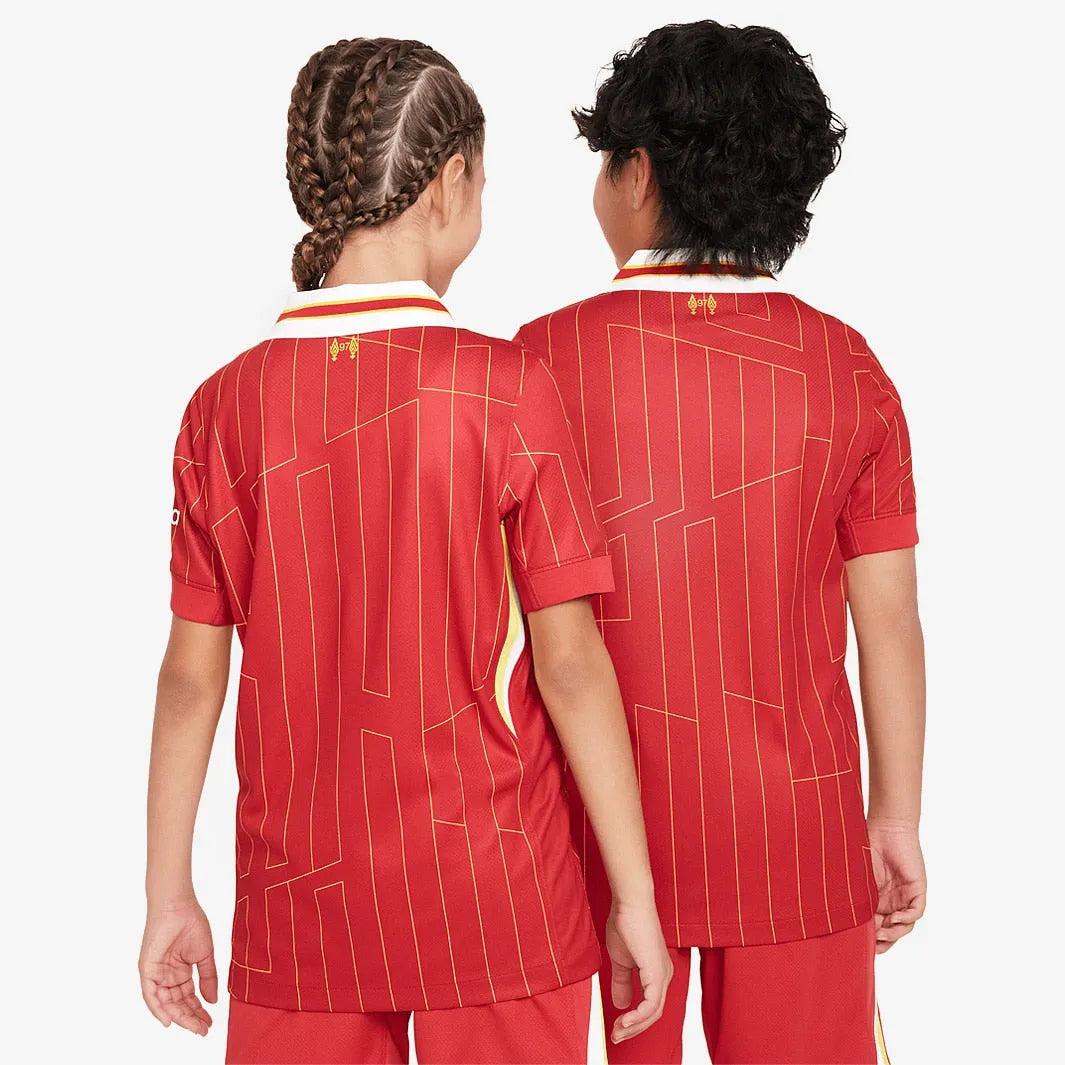 Camisa Kids Nike Liverpool FC 2024/25 I Torcedor, Camisas de Futebol, PIQUE DE JOGADOR, A Camisa Kids Nike Liverpool FC 2024/25 I Torcedor é feita pra quem vive o futebol intensamente. Um modelo pensado no torcedor que carrega seu time no peito, em qualquer ocasião. Com tecido leve, caimento confortável e visual marcante, essa camisa é perfeita pra mostrar sua paixão dentro e fora dos estádios. Vista sua camisa. Mostre de onde você veio. Ficha Técnica Nome: Camisa Kids Nike Liverpool FC 2024/25 I Torcedor G