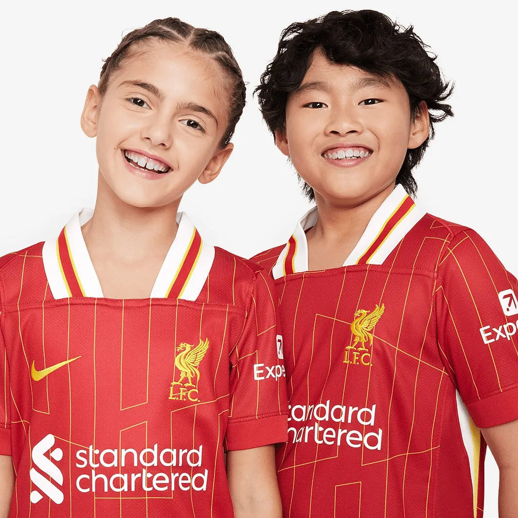 Camisa Kids Nike Liverpool FC 2024/25 I Torcedor, Camisas de Futebol, PIQUE DE JOGADOR, A Camisa Kids Nike Liverpool FC 2024/25 I Torcedor é feita pra quem vive o futebol intensamente. Um modelo pensado no torcedor que carrega seu time no peito, em qualquer ocasião. Com tecido leve, caimento confortável e visual marcante, essa camisa é perfeita pra mostrar sua paixão dentro e fora dos estádios. Vista sua camisa. Mostre de onde você veio. Ficha Técnica Nome: Camisa Kids Nike Liverpool FC 2024/25 I Torcedor G