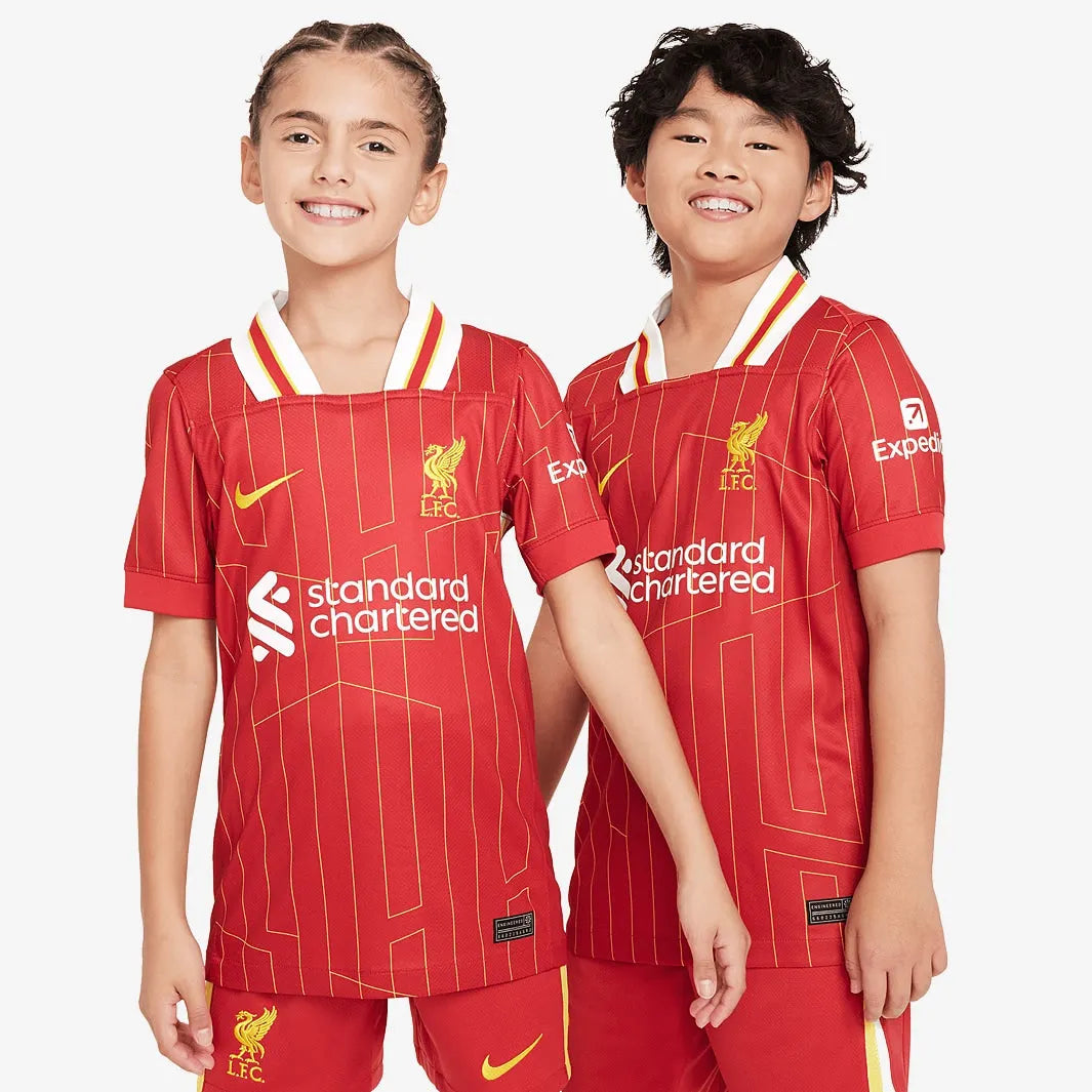 Camisa Kids Nike Liverpool FC 2024/25 I Torcedor, Camisas de Futebol, PIQUE DE JOGADOR, A Camisa Kids Nike Liverpool FC 2024/25 I Torcedor é feita pra quem vive o futebol intensamente. Um modelo pensado no torcedor que carrega seu time no peito, em qualquer ocasião. Com tecido leve, caimento confortável e visual marcante, essa camisa é perfeita pra mostrar sua paixão dentro e fora dos estádios. Vista sua camisa. Mostre de onde você veio. Ficha Técnica Nome: Camisa Kids Nike Liverpool FC 2024/25 I Torcedor G