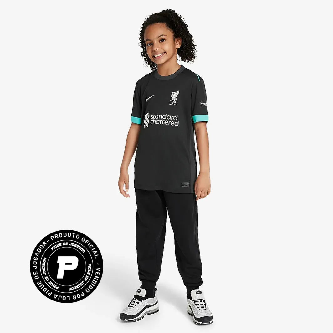 Camisa Kids Nike Liverpool FC 2024/25 II Torcedor, Camisas de Futebol, PIQUE DE JOGADOR, A Camisa Kids Nike Liverpool FC 2024/25 II Torcedor é feita pra quem vive o futebol intensamente. Um modelo pensado no torcedor que carrega seu time no peito, em qualquer ocasião. Com tecido leve, caimento confortável e visual marcante, essa camisa é perfeita pra mostrar sua paixão dentro e fora dos estádios. Vista sua camisa. Mostre de onde você veio. Ficha Técnica Nome: Camisa Kids Nike Liverpool FC 2024/25 II Torcedo