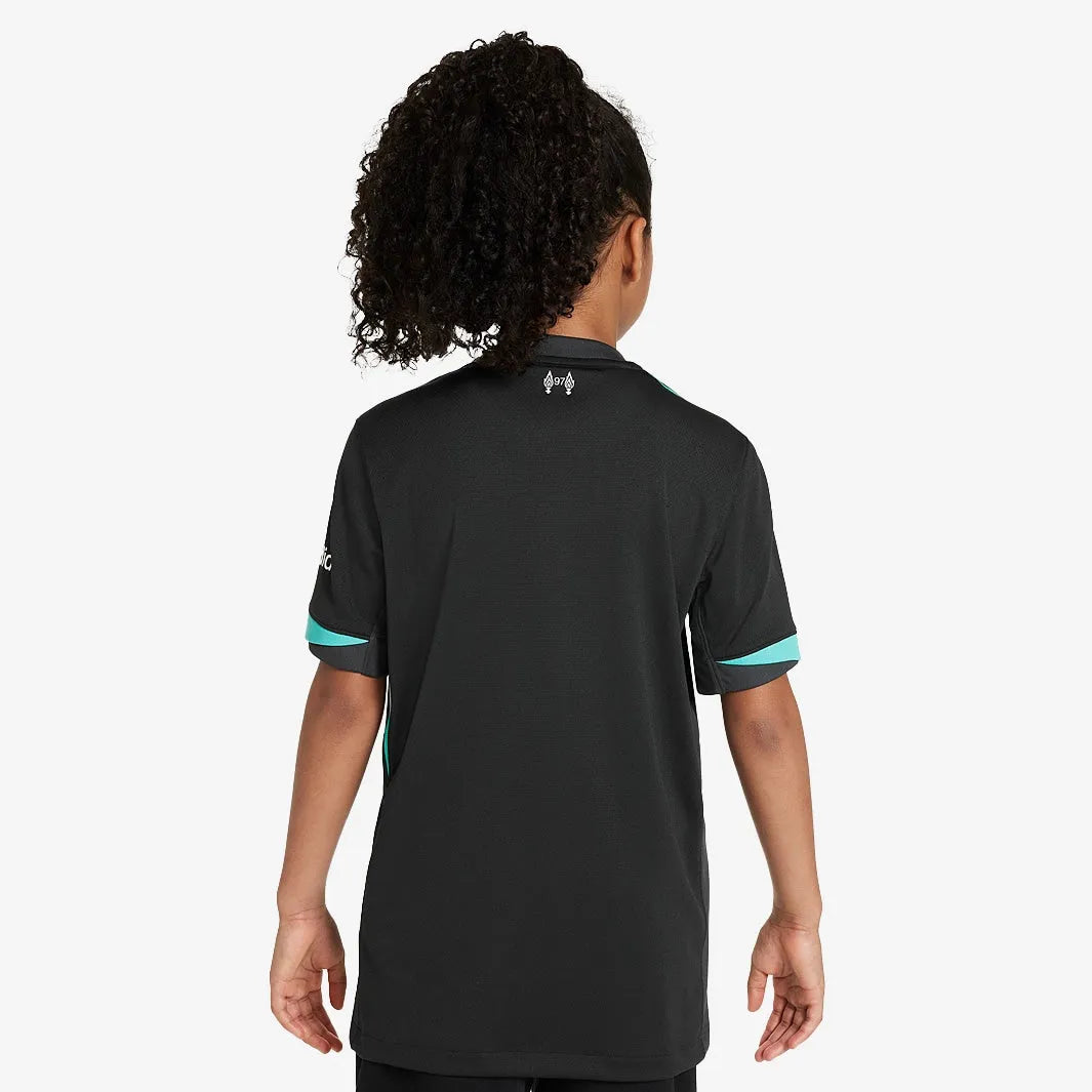 Camisa Kids Nike Liverpool FC 2024/25 II Torcedor, Camisas de Futebol, PIQUE DE JOGADOR, A Camisa Kids Nike Liverpool FC 2024/25 II Torcedor é feita pra quem vive o futebol intensamente. Um modelo pensado no torcedor que carrega seu time no peito, em qualquer ocasião. Com tecido leve, caimento confortável e visual marcante, essa camisa é perfeita pra mostrar sua paixão dentro e fora dos estádios. Vista sua camisa. Mostre de onde você veio. Ficha Técnica Nome: Camisa Kids Nike Liverpool FC 2024/25 II Torcedo
