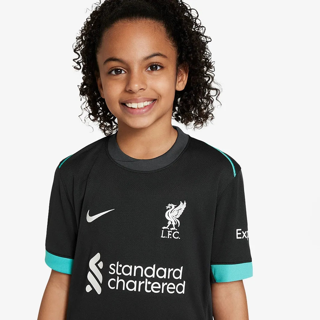Camisa Kids Nike Liverpool FC 2024/25 II Torcedor, Camisas de Futebol, PIQUE DE JOGADOR, A Camisa Kids Nike Liverpool FC 2024/25 II Torcedor é feita pra quem vive o futebol intensamente. Um modelo pensado no torcedor que carrega seu time no peito, em qualquer ocasião. Com tecido leve, caimento confortável e visual marcante, essa camisa é perfeita pra mostrar sua paixão dentro e fora dos estádios. Vista sua camisa. Mostre de onde você veio. Ficha Técnica Nome: Camisa Kids Nike Liverpool FC 2024/25 II Torcedo