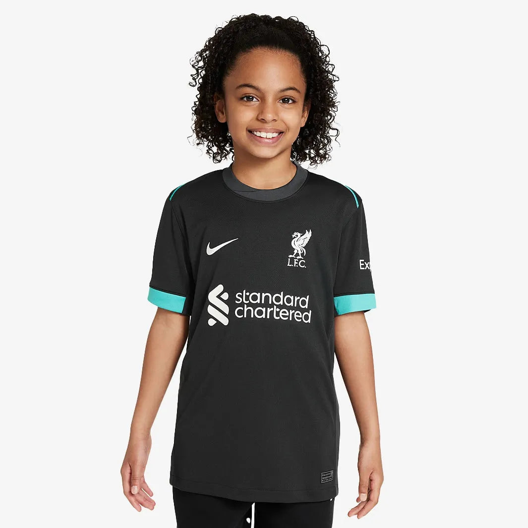 Camisa Kids Nike Liverpool FC 2024/25 II Torcedor, Camisas de Futebol, PIQUE DE JOGADOR, A Camisa Kids Nike Liverpool FC 2024/25 II Torcedor é feita pra quem vive o futebol intensamente. Um modelo pensado no torcedor que carrega seu time no peito, em qualquer ocasião. Com tecido leve, caimento confortável e visual marcante, essa camisa é perfeita pra mostrar sua paixão dentro e fora dos estádios. Vista sua camisa. Mostre de onde você veio. Ficha Técnica Nome: Camisa Kids Nike Liverpool FC 2024/25 II Torcedo