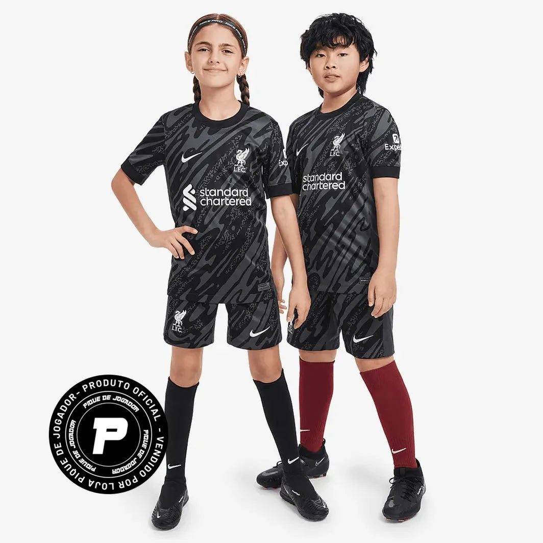 Camisa Kids Nike Liverpool FC 2024/25 III Torcedor, Camisas de Futebol, PIQUE DE JOGADOR, A Camisa Kids Nike Liverpool FC 2024/25 III Torcedor é feita pra quem vive o futebol intensamente. Um modelo pensado no torcedor que carrega seu time no peito, em qualquer ocasião. Com tecido leve, caimento confortável e visual marcante, essa camisa é perfeita pra mostrar sua paixão dentro e fora dos estádios. Vista sua camisa. Mostre de onde você veio. Ficha Técnica Nome: Camisa Kids Nike Liverpool FC 2024/25 III Torc