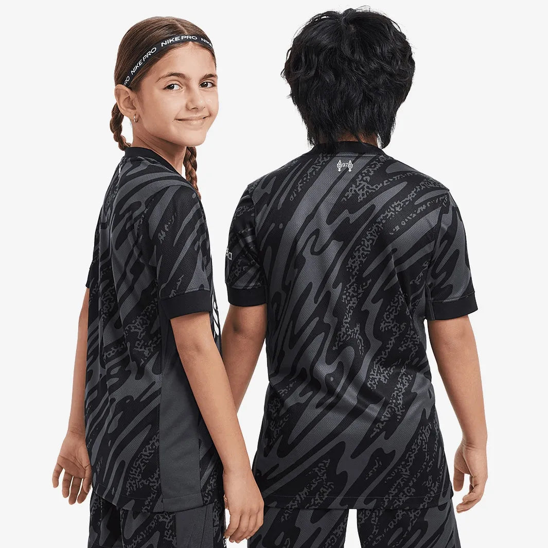Camisa Kids Nike Liverpool FC 2024/25 III Torcedor, Camisas de Futebol, PIQUE DE JOGADOR, A Camisa Kids Nike Liverpool FC 2024/25 III Torcedor é feita pra quem vive o futebol intensamente. Um modelo pensado no torcedor que carrega seu time no peito, em qualquer ocasião. Com tecido leve, caimento confortável e visual marcante, essa camisa é perfeita pra mostrar sua paixão dentro e fora dos estádios. Vista sua camisa. Mostre de onde você veio. Ficha Técnica Nome: Camisa Kids Nike Liverpool FC 2024/25 III Torc