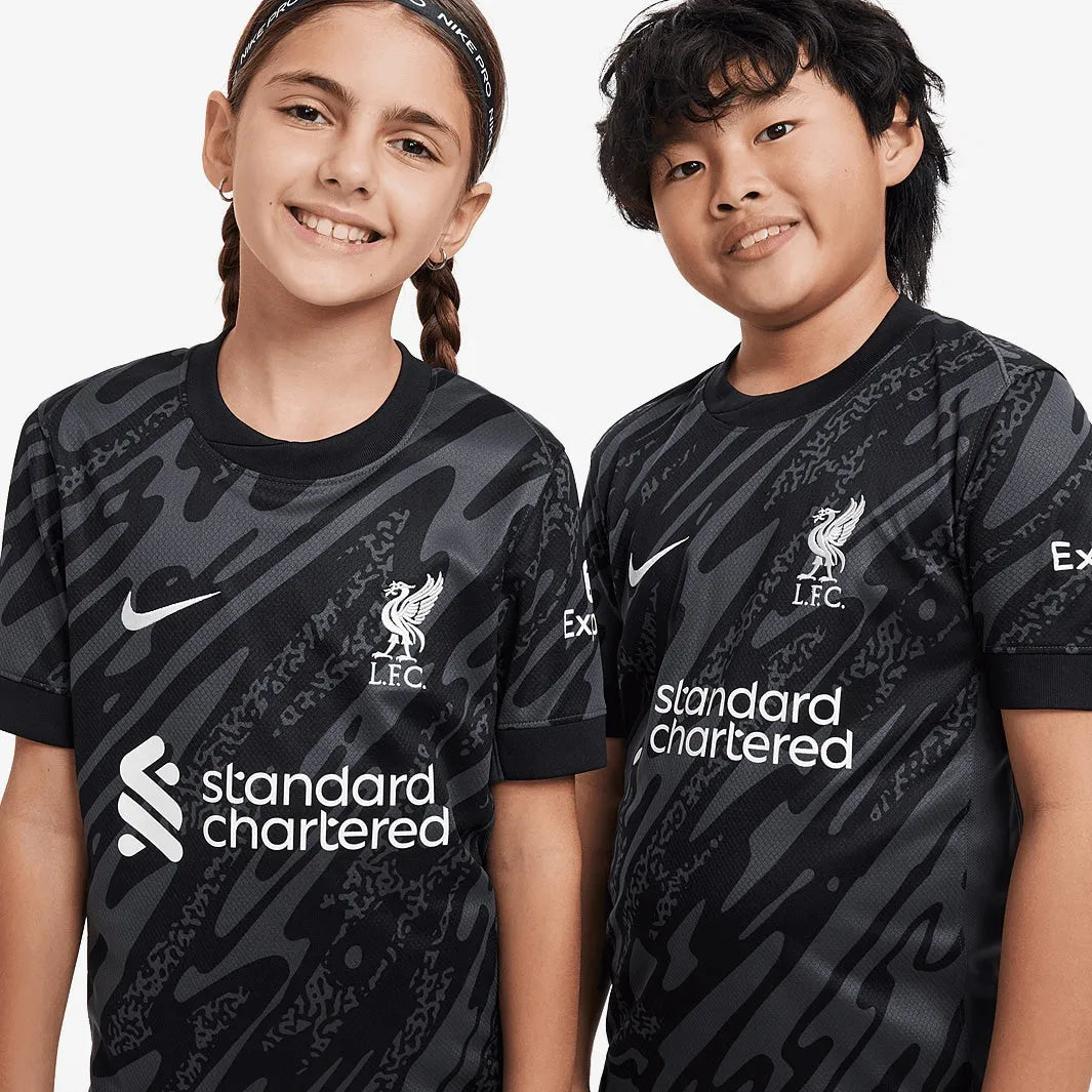 Camisa Kids Nike Liverpool FC 2024/25 III Torcedor, Camisas de Futebol, PIQUE DE JOGADOR, A Camisa Kids Nike Liverpool FC 2024/25 III Torcedor é feita pra quem vive o futebol intensamente. Um modelo pensado no torcedor que carrega seu time no peito, em qualquer ocasião. Com tecido leve, caimento confortável e visual marcante, essa camisa é perfeita pra mostrar sua paixão dentro e fora dos estádios. Vista sua camisa. Mostre de onde você veio. Ficha Técnica Nome: Camisa Kids Nike Liverpool FC 2024/25 III Torc