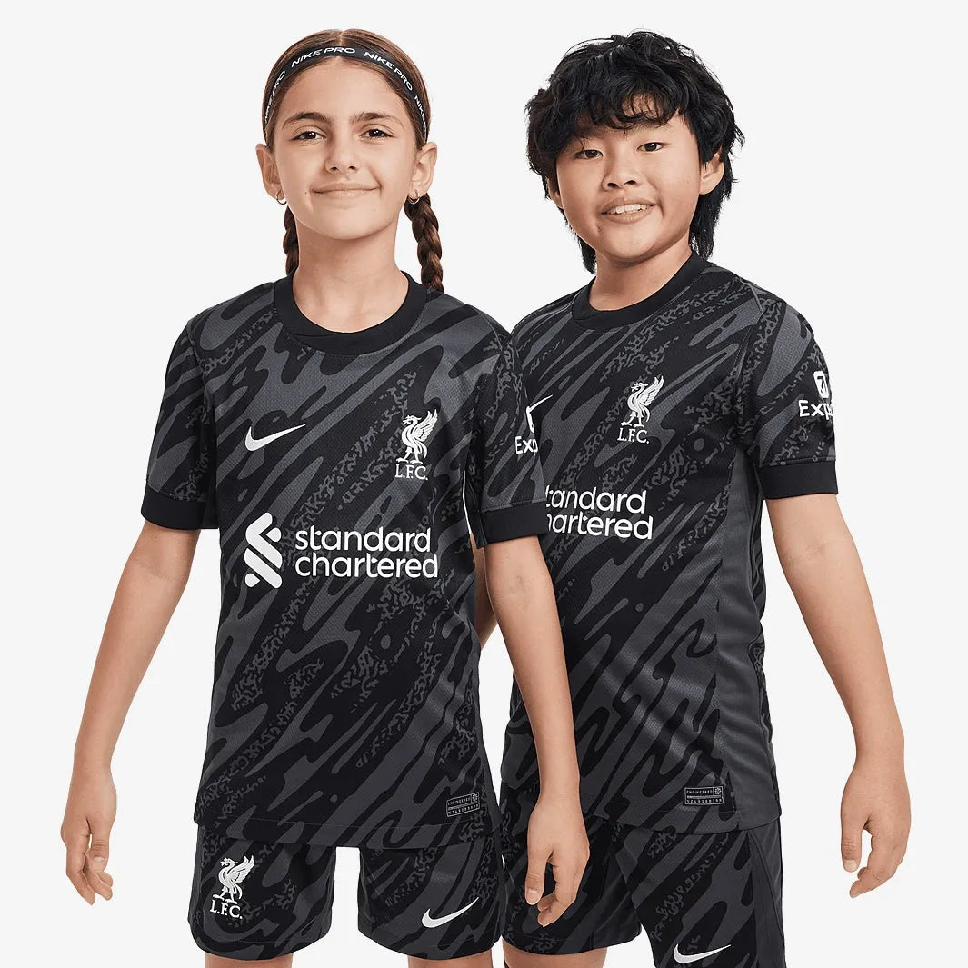 Camisa Kids Nike Liverpool FC 2024/25 III Torcedor, Camisas de Futebol, PIQUE DE JOGADOR, A Camisa Kids Nike Liverpool FC 2024/25 III Torcedor é feita pra quem vive o futebol intensamente. Um modelo pensado no torcedor que carrega seu time no peito, em qualquer ocasião. Com tecido leve, caimento confortável e visual marcante, essa camisa é perfeita pra mostrar sua paixão dentro e fora dos estádios. Vista sua camisa. Mostre de onde você veio. Ficha Técnica Nome: Camisa Kids Nike Liverpool FC 2024/25 III Torc