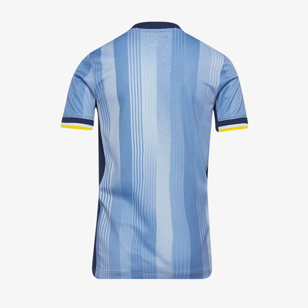 Camisa Kids Nike Tottenham FC 2024/25 II, Camisas de Futebol, PIQUE DE JOGADOR, A Camisa Kids Nike Tottenham FC 2024/25 II é feita pra quem vive o futebol intensamente. Um modelo pensado no torcedor que carrega seu time no peito, em qualquer ocasião. Com tecido leve, caimento confortável e visual marcante, essa camisa é perfeita pra mostrar sua paixão dentro e fora dos estádios. Vista sua camisa. Mostre de onde você veio. Ficha Técnica Nome: Camisa Kids Nike Tottenham FC 2024/25 II Gênero: Masculino Indicad
