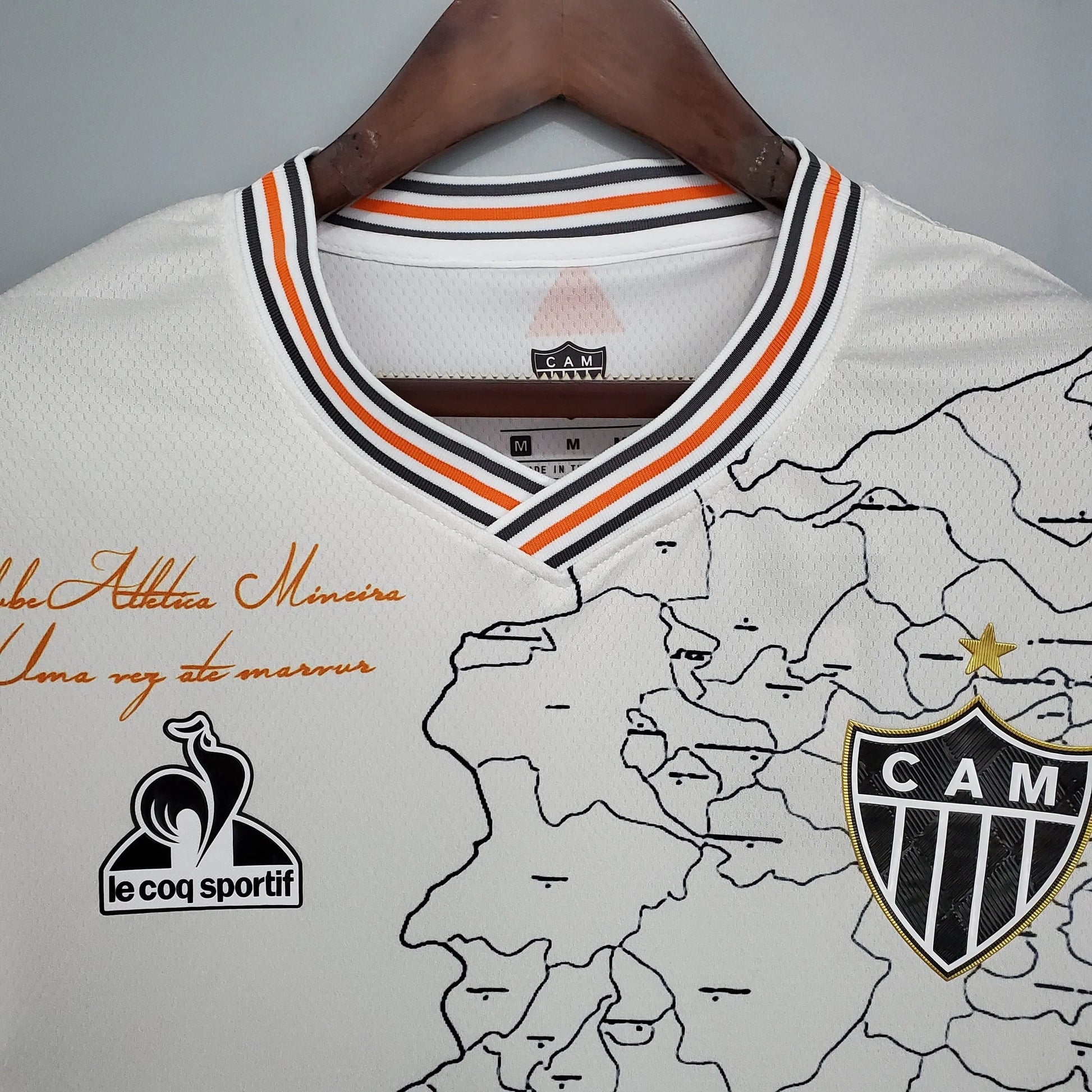 Camisa Le Cock Sportif Atlético Mineiro 21/22 Manto da Massa, Camisa Futebol, Le Cock Sportif, Ficha do Produto Composição: 100% PoliésterIndicada para: CasualGênero: MasculinoEscudo: BordadoOrigem: ImportadoManga: Curta-PIQUE DE JOGADOR