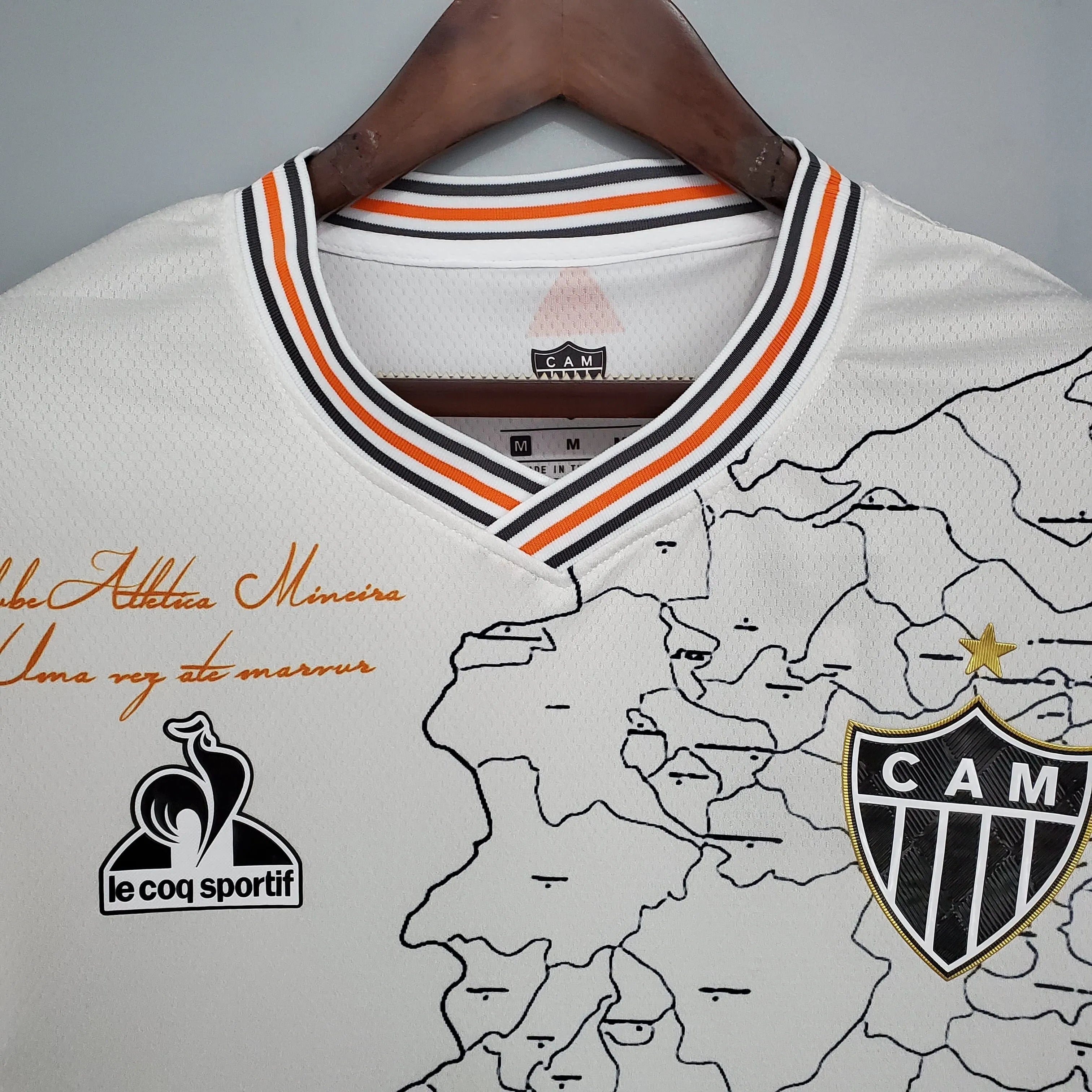 Camisa Le Cock Sportif Atlético Mineiro 21/22 Manto da Massa, Camisa Futebol, Le Cock Sportif, Ficha do Produto Composição: 100% PoliésterIndicada para: CasualGênero: MasculinoEscudo: BordadoOrigem: ImportadoManga: Curta-PIQUE DE JOGADOR
