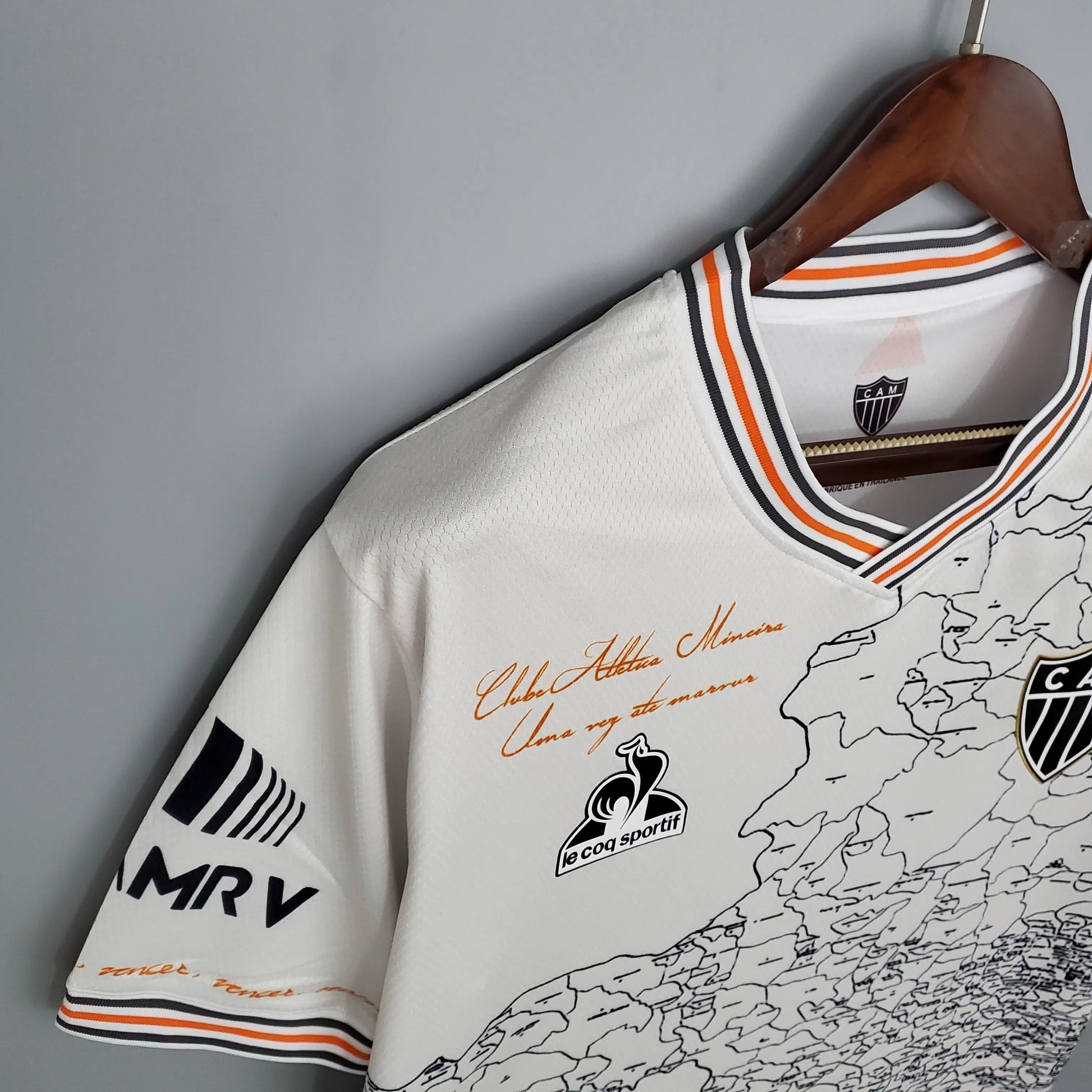Camisa Le Cock Sportif Atlético Mineiro 21/22 Manto da Massa, Camisa Futebol, Le Cock Sportif, Ficha do Produto Composição: 100% PoliésterIndicada para: CasualGênero: MasculinoEscudo: BordadoOrigem: ImportadoManga: Curta-PIQUE DE JOGADOR