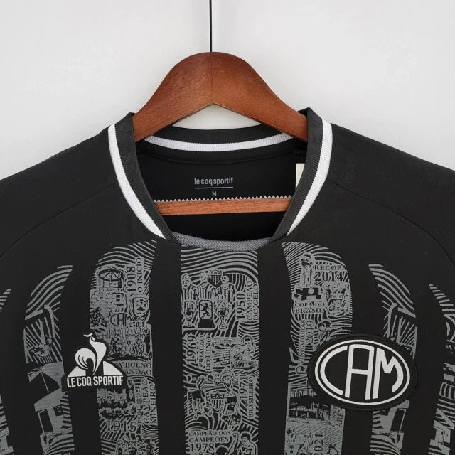 Camisa Le Cock Sportif Atlético Mineiro 22/23 Manto da Massa, Camisa Futebol, Le Cock Sportif, Ficha do Produto Composição: 100% PoliésterIndicada para: Jogo/CasualGênero: MasculinoEscudo: BordadoOrigem: ImportadoManga: Curta-PIQUE DE JOGADOR