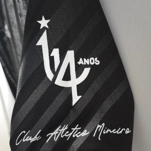 Camisa Le Cock Sportif Atlético Mineiro 22/23 Manto da Massa, Camisa Futebol, Le Cock Sportif, Ficha do Produto Composição: 100% PoliésterIndicada para: Jogo/CasualGênero: MasculinoEscudo: BordadoOrigem: ImportadoManga: Curta-PIQUE DE JOGADOR