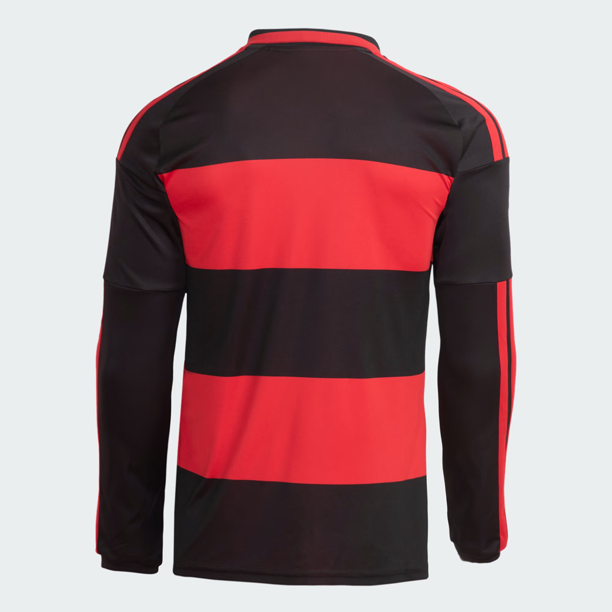 Camisa Manga Longa Adidas Flamengo 2026/27 I, Camisa Futebol, Adidas, VISTA O MANTO! Conheça a Camisa I CR Flamengo 26, uma mistura de tradição no futebol e inovação adidas. Criada para aqueles que vivem e respiram o esporte, esta é mais do que apenas uma camisa - é um símbolo de herança e paixão.Refrescante. Seca. Pronta. A tecnologia Climacool absorve e dispersa o suor para um desempenho sem distrações, permitindo que você se concentre no jogo. Adornada com o escudo costurado do clube, esta camisa é um te