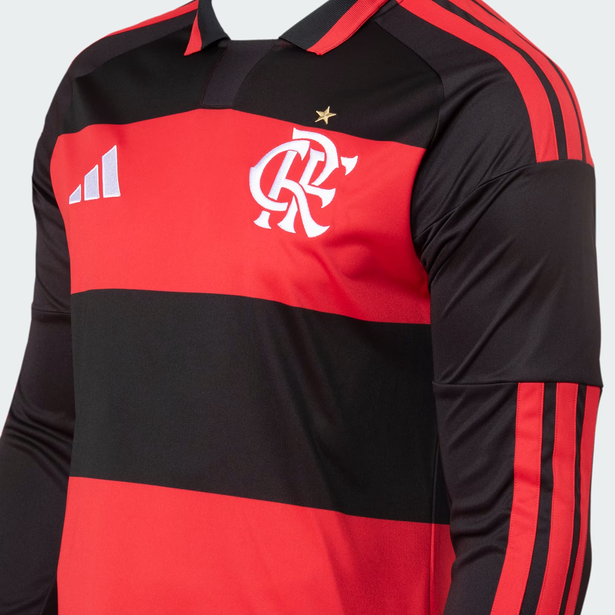 Camisa Manga Longa Adidas Flamengo 2026/27 I, Camisa Futebol, Adidas, VISTA O MANTO! Conheça a Camisa I CR Flamengo 26, uma mistura de tradição no futebol e inovação adidas. Criada para aqueles que vivem e respiram o esporte, esta é mais do que apenas uma camisa - é um símbolo de herança e paixão.Refrescante. Seca. Pronta. A tecnologia Climacool absorve e dispersa o suor para um desempenho sem distrações, permitindo que você se concentre no jogo. Adornada com o escudo costurado do clube, esta camisa é um te