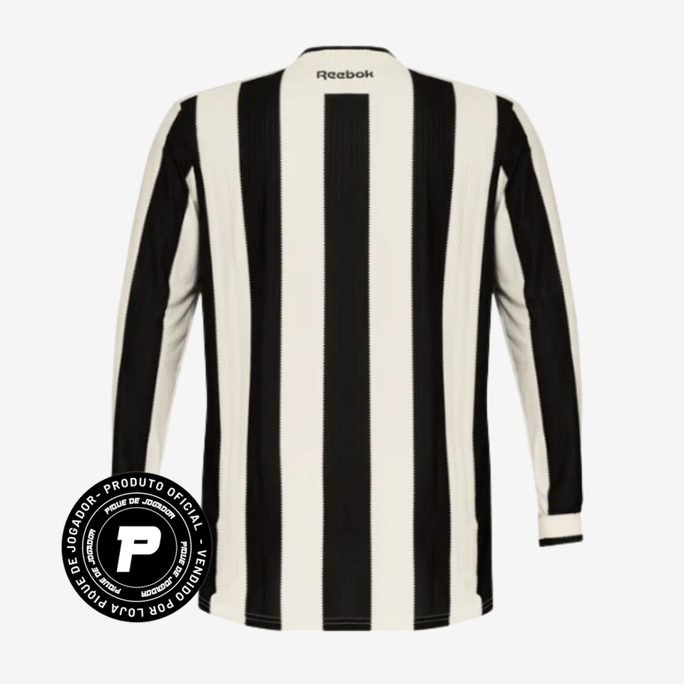 Camisa Manga Longa Reebok Botafogo 2024/25 I, Camisas de Futebol, PIQUE DE JOGADOR, Tradição que atravessa gerações. Identidade que veste até o último minuto.A Camisa Manga Longa Reebok Botafogo 2024/25 I resgata a essência do Glorioso com imponência e respeito à história. Com as clássicas faixas verticais em preto e branco, agora em textura exclusiva, o manto ganha ainda mais presença com o escudo bordado em versão monocromática e o patch dourado na barra inferior, em homenagem à estrela solitária. Desenvo