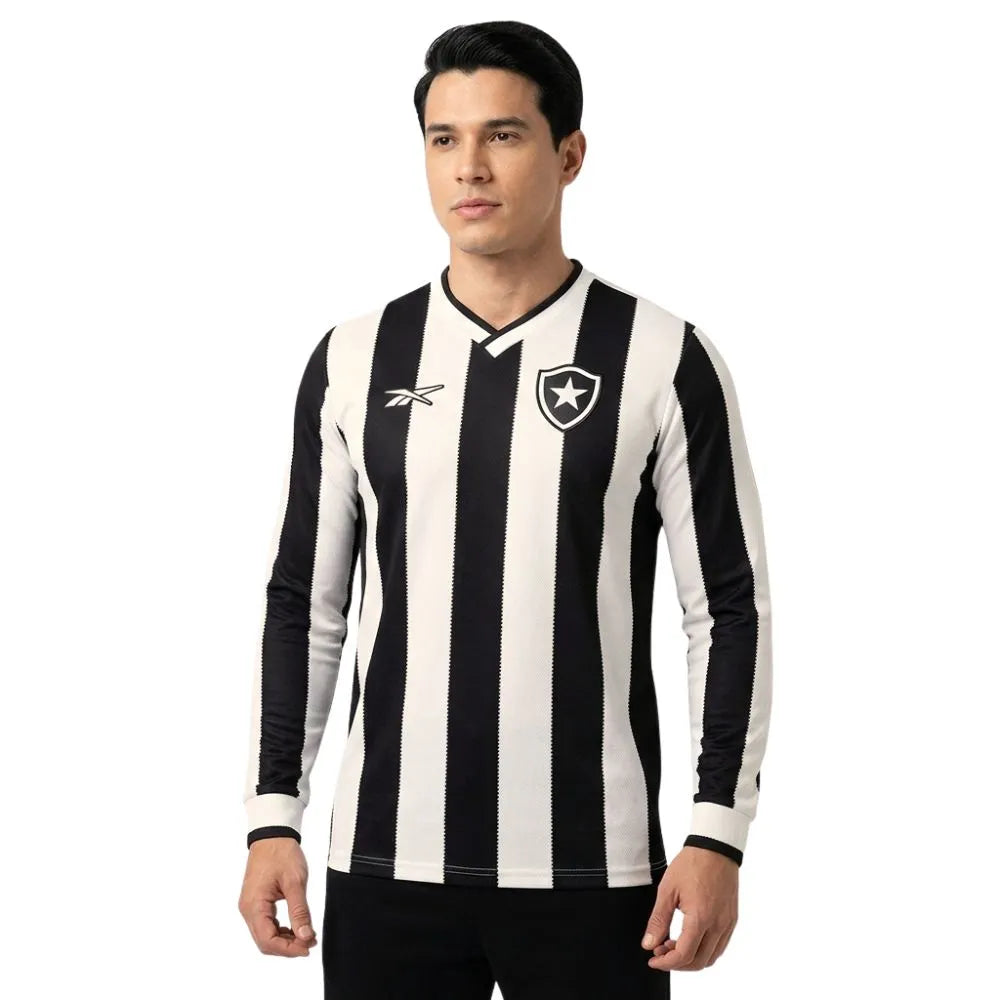 Camisa Manga Longa Reebok Botafogo 2024/25 I, Camisas de Futebol, PIQUE DE JOGADOR, Tradição que atravessa gerações. Identidade que veste até o último minuto.A Camisa Manga Longa Reebok Botafogo 2024/25 I resgata a essência do Glorioso com imponência e respeito à história. Com as clássicas faixas verticais em preto e branco, agora em textura exclusiva, o manto ganha ainda mais presença com o escudo bordado em versão monocromática e o patch dourado na barra inferior, em homenagem à estrela solitária. Desenvo