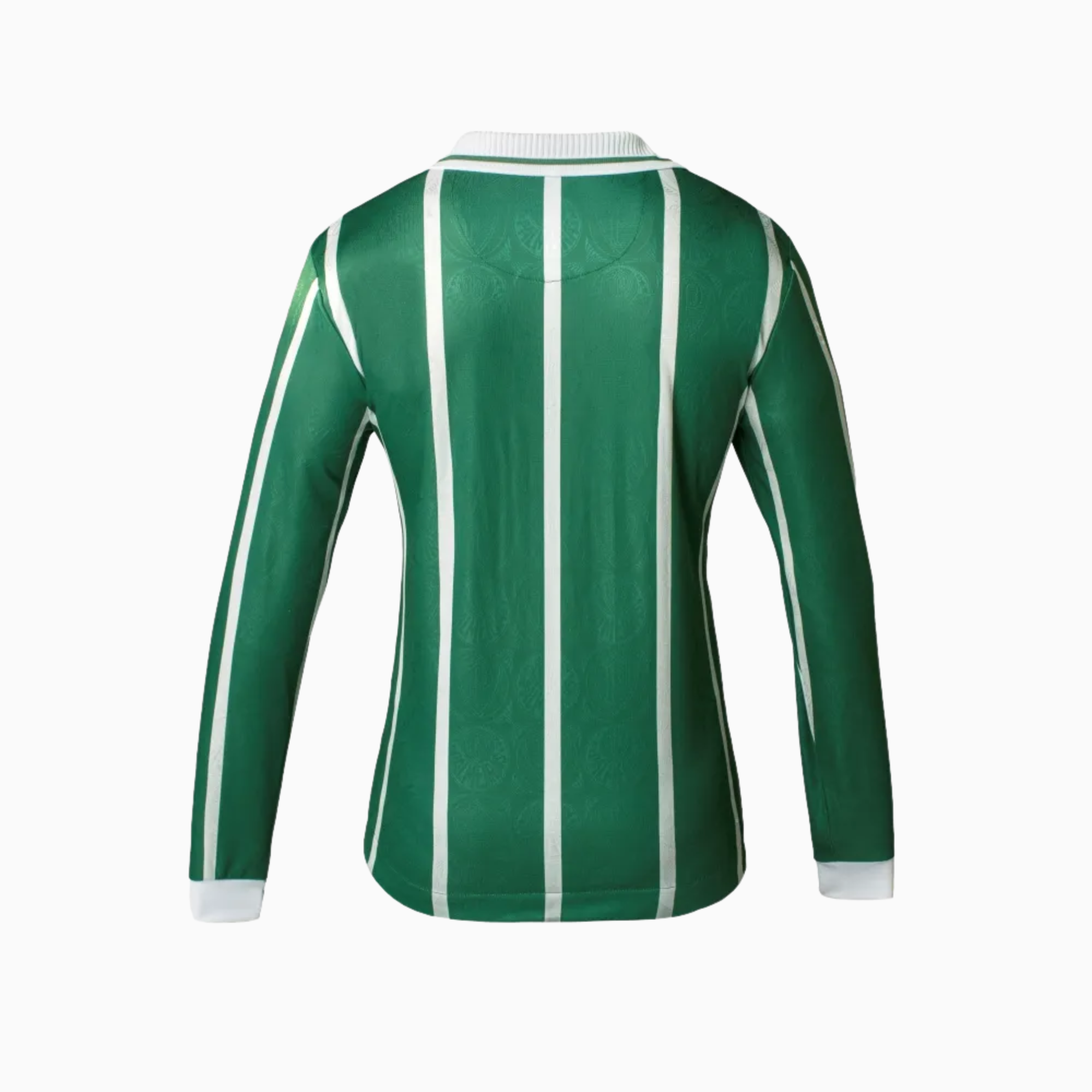 Camisa Masculina Manga Longa Palmeiras 1993, Camisas de Futebol, PIQUE DE JOGADOR, A Camisa Retrô Palmeiras 1993 Manga Longa é uma releitura fiel do manto usado no ano em que o Palmeiras voltou a conquistar títulos e iniciou uma das eras mais vitoriosas da sua história. Com gola polo clássica, listras verticais brancas e o escudo bordado no peito, essa peça homenageia o título histórico do Paulistão de 1993 e agora em versão de manga longa, perfeita para os dias mais frios ou para quem prefere um visual mai