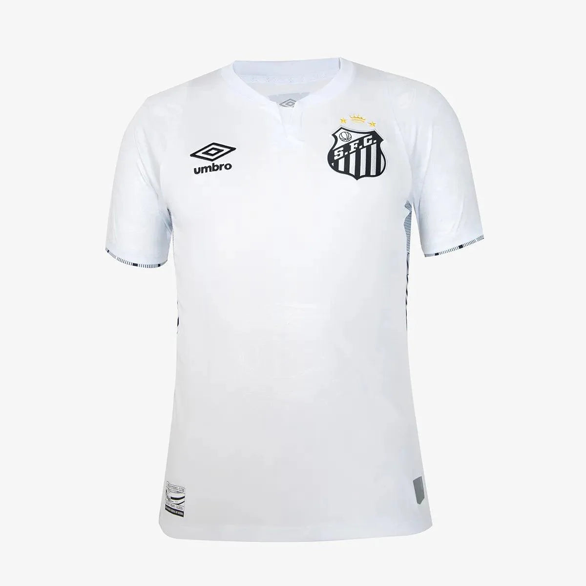 Camisa Masculina Umbro Santos 2024/25 I, Camisas de Futebol, Umbro, A Camisa Masculina Umbro Santos 2024/25 I é feita pra quem vive o futebol intensamente. Um modelo pensado no torcedor que carrega seu time no peito, em qualquer ocasião. Com tecido leve, caimento confortável e visual marcante, essa camisa é perfeita pra mostrar sua paixão dentro e fora dos estádios. Vista sua camisa. Mostre de onde você veio. Ficha Técnica Nome: Camisa Masculina Umbro Santos 2024/25 I Gênero: Masculino Indicado para: Uso ca