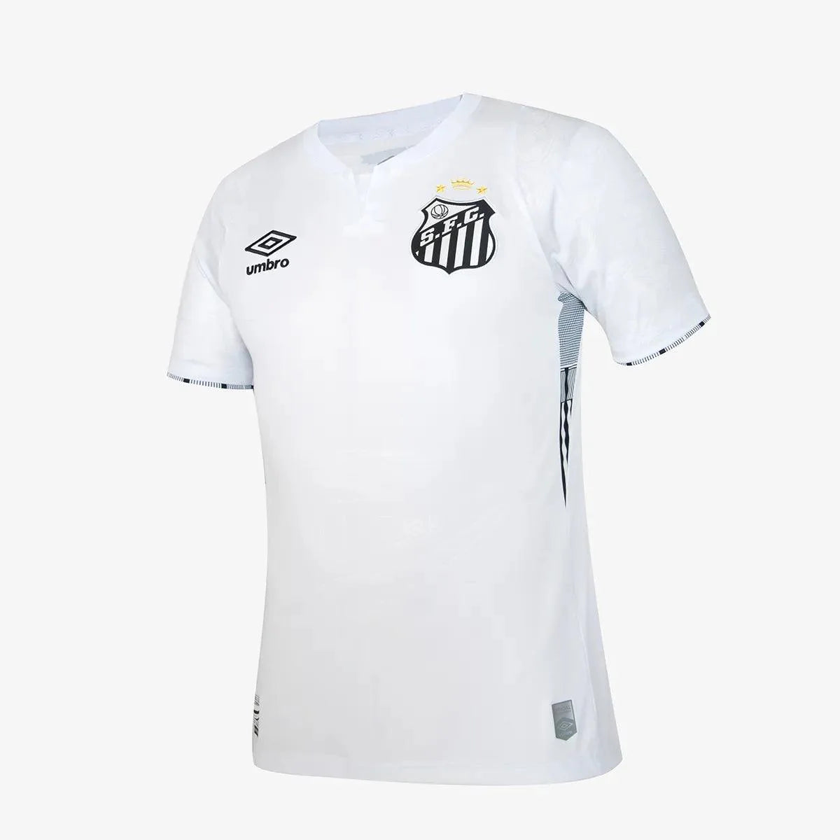 Camisa Masculina Umbro Santos 2024/25 I, Camisas de Futebol, Umbro, A Camisa Masculina Umbro Santos 2024/25 I é feita pra quem vive o futebol intensamente. Um modelo pensado no torcedor que carrega seu time no peito, em qualquer ocasião. Com tecido leve, caimento confortável e visual marcante, essa camisa é perfeita pra mostrar sua paixão dentro e fora dos estádios. Vista sua camisa. Mostre de onde você veio. Ficha Técnica Nome: Camisa Masculina Umbro Santos 2024/25 I Gênero: Masculino Indicado para: Uso ca