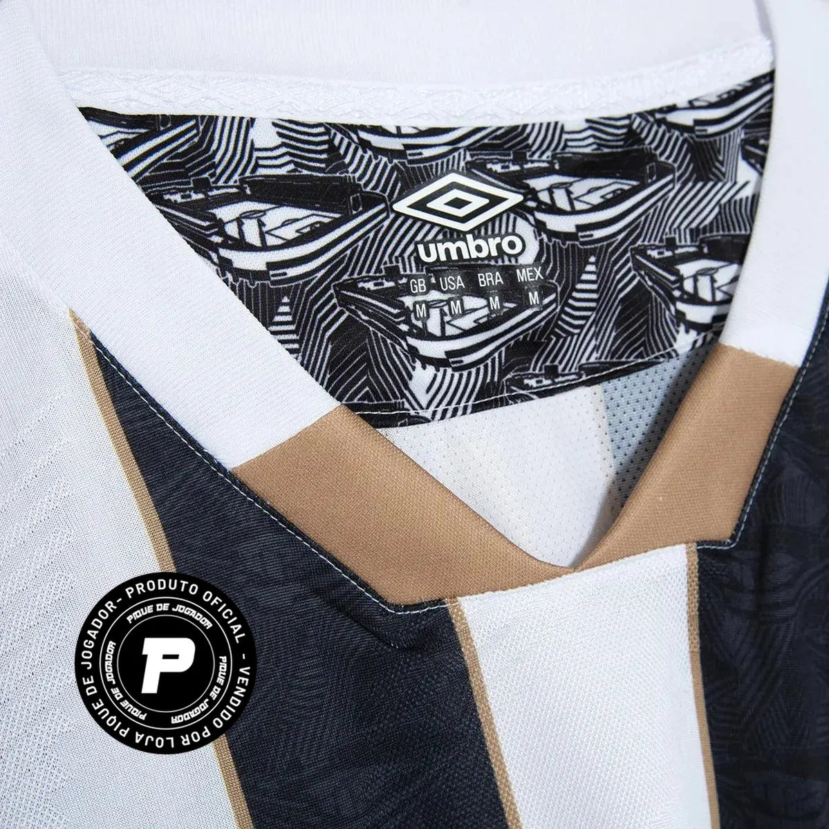 Camisa Masculina Umbro Santos 2024/25 II Jogador S/N, Camisas de Futebol, Umbro, A nova camisa reserva do Santos para 2024/25 traz de volta o tradicional listrado preto e branco em um design moderno e cheio de personalidade. Com listras verticais detalhadas por finas linhas douradas, o manto carrega símbolos gráficos em alto relevo que homenageiam a história do Peixe. Na versão jogador, o modelo entrega leveza, caimento atlético e tecnologia de ponta, exatamente como usado pelos atletas em campo. Especifica