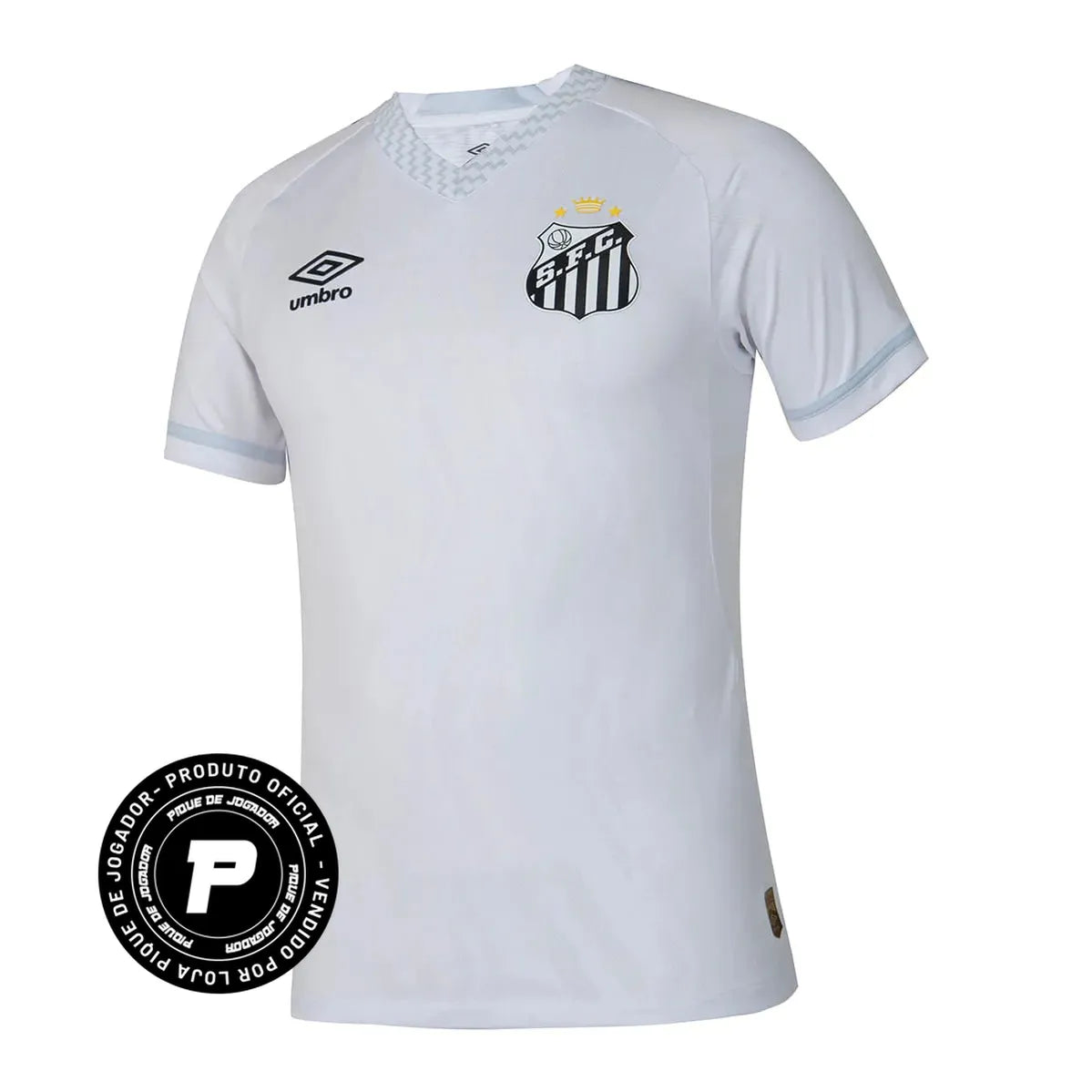 Camisa Masculina Umbro Santos Jogador 2025/26 I, Camisas de Futebol, Umbro, Essa camisa não é só nova.Ela é um tributo vivo à história que transformou o Santos em lenda mundial.É o manto que carrega nas costuras o legado de Pelé, de Robinho, de Neymar — e de toda uma geração que fez do Peixe um símbolo eterno de arte no futebol. Inspirada na essência do time mais famoso da Vila Belmiro, a versão 2025/26 chega com branco clássico e detalhes cinza que trazem leveza e modernidade. É a mesma usada pelos atletas