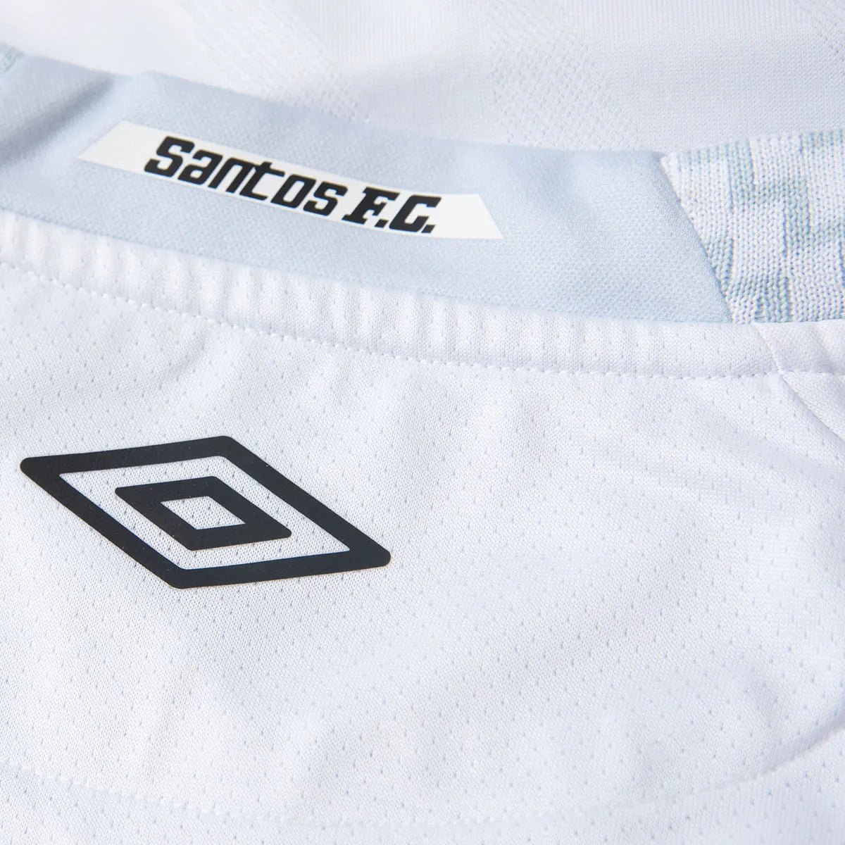 Camisa Masculina Umbro Santos Jogador 2025/26 I, Camisas de Futebol, Umbro, Essa camisa não é só nova.Ela é um tributo vivo à história que transformou o Santos em lenda mundial.É o manto que carrega nas costuras o legado de Pelé, de Robinho, de Neymar — e de toda uma geração que fez do Peixe um símbolo eterno de arte no futebol. Inspirada na essência do time mais famoso da Vila Belmiro, a versão 2025/26 chega com branco clássico e detalhes cinza que trazem leveza e modernidade. É a mesma usada pelos atletas