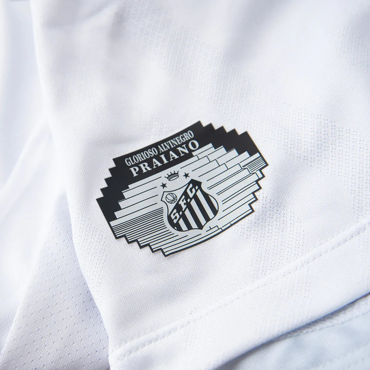 Camisa Masculina Umbro Santos Jogador 2025/26 I, Camisas de Futebol, Umbro, Essa camisa não é só nova.Ela é um tributo vivo à história que transformou o Santos em lenda mundial.É o manto que carrega nas costuras o legado de Pelé, de Robinho, de Neymar — e de toda uma geração que fez do Peixe um símbolo eterno de arte no futebol. Inspirada na essência do time mais famoso da Vila Belmiro, a versão 2025/26 chega com branco clássico e detalhes cinza que trazem leveza e modernidade. É a mesma usada pelos atletas