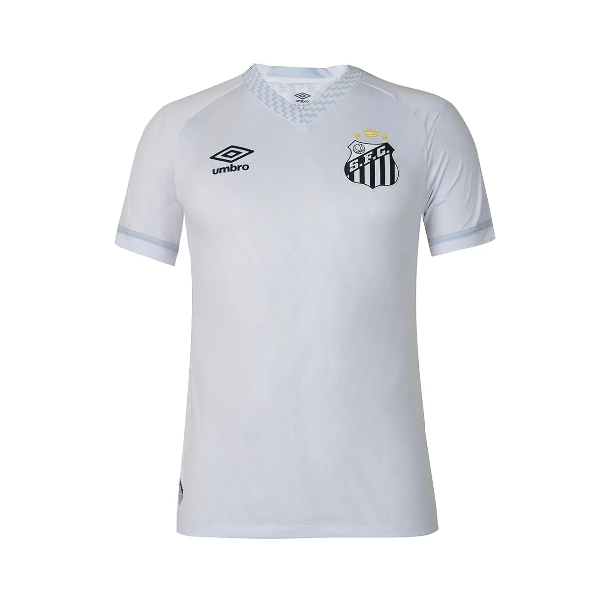 Camisa Masculina Umbro Santos Jogador 2025/26 I, Camisas de Futebol, Umbro, Essa camisa não é só nova.Ela é um tributo vivo à história que transformou o Santos em lenda mundial.É o manto que carrega nas costuras o legado de Pelé, de Robinho, de Neymar — e de toda uma geração que fez do Peixe um símbolo eterno de arte no futebol. Inspirada na essência do time mais famoso da Vila Belmiro, a versão 2025/26 chega com branco clássico e detalhes cinza que trazem leveza e modernidade. É a mesma usada pelos atletas