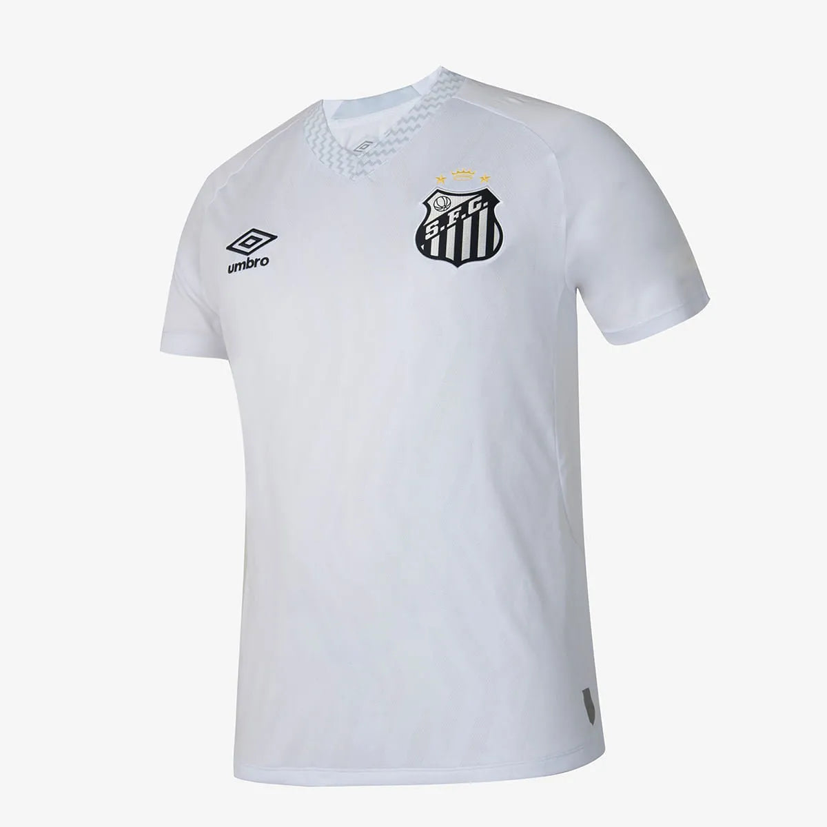 Camisa Masculina Umbro Santos Torcedor 2025/26 I, Camisas de Futebol, Umbro, Essa camisa não é só uniforme.É o símbolo de quem acredita no futebol arte e carrega a Vila Belmiro no coração.A versão torcedor 2025/26 I resgata a essência do Peixe com design limpo, elegante e cheio de significado pra quem vive o Santos com paixão verdadeira. Com o branco tradicional e detalhes cinza que trazem modernidade ao clássico, essa camisa é feita pra quem representa o Santos nas ruas, no estádio ou no dia a dia.O escudo