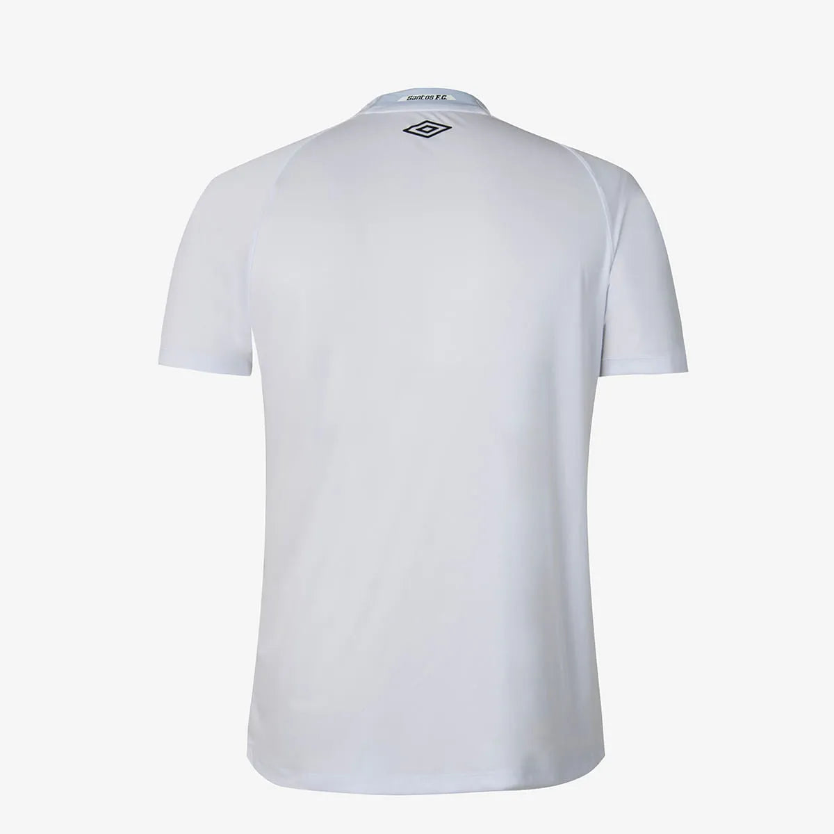 Camisa Masculina Umbro Santos Torcedor 2025/26 I, Camisas de Futebol, Umbro, Essa camisa não é só uniforme.É o símbolo de quem acredita no futebol arte e carrega a Vila Belmiro no coração.A versão torcedor 2025/26 I resgata a essência do Peixe com design limpo, elegante e cheio de significado pra quem vive o Santos com paixão verdadeira. Com o branco tradicional e detalhes cinza que trazem modernidade ao clássico, essa camisa é feita pra quem representa o Santos nas ruas, no estádio ou no dia a dia.O escudo