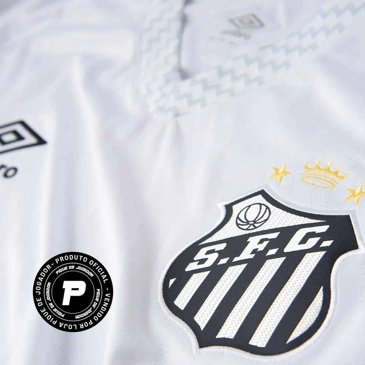 Camisa Masculina Umbro Santos Torcedor 2025/26 I, Camisas de Futebol, Umbro, Essa camisa não é só uniforme.É o símbolo de quem acredita no futebol arte e carrega a Vila Belmiro no coração.A versão torcedor 2025/26 I resgata a essência do Peixe com design limpo, elegante e cheio de significado pra quem vive o Santos com paixão verdadeira. Com o branco tradicional e detalhes cinza que trazem modernidade ao clássico, essa camisa é feita pra quem representa o Santos nas ruas, no estádio ou no dia a dia.O escudo