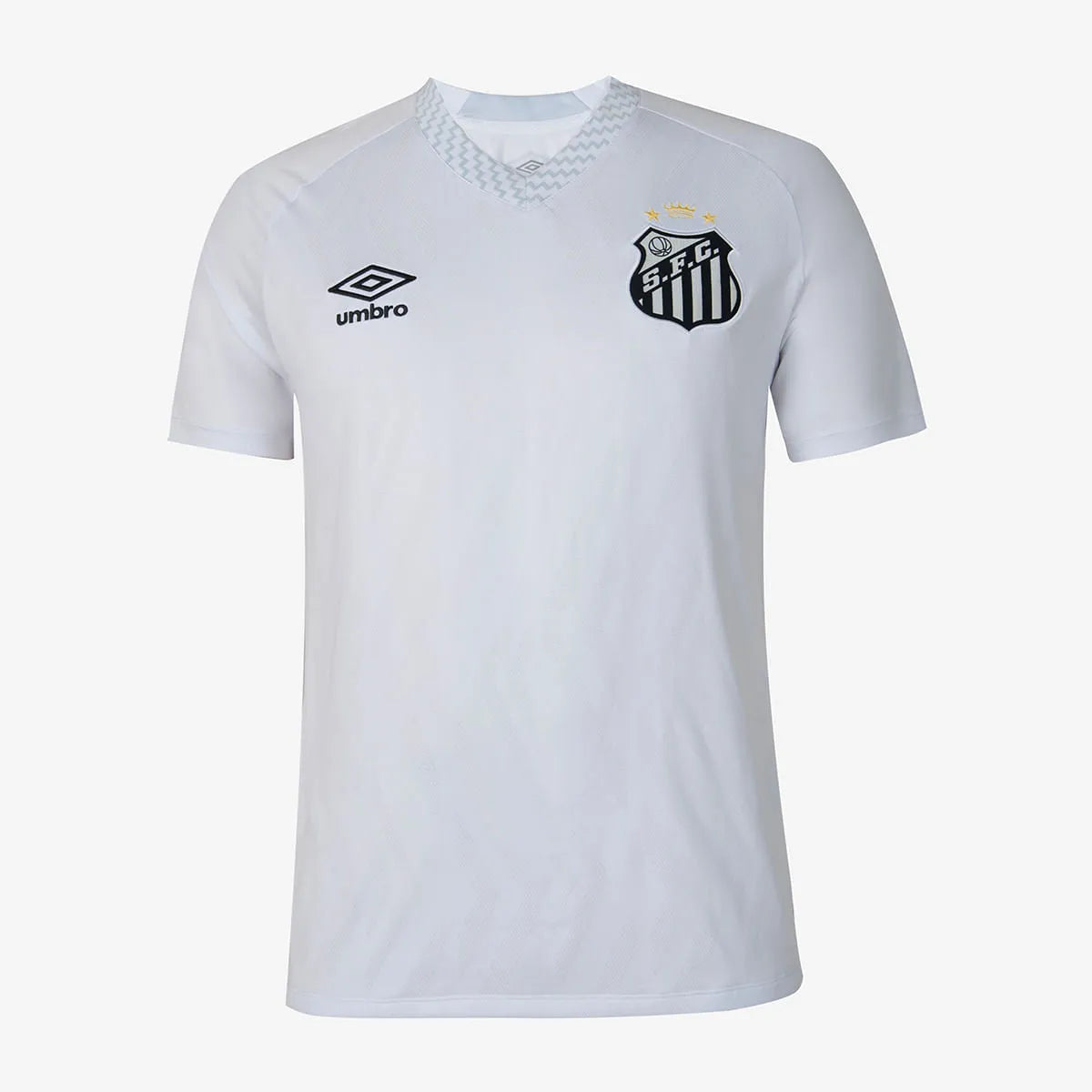 Camisa Masculina Umbro Santos Torcedor 2025/26 I, Camisas de Futebol, Umbro, Essa camisa não é só uniforme.É o símbolo de quem acredita no futebol arte e carrega a Vila Belmiro no coração.A versão torcedor 2025/26 I resgata a essência do Peixe com design limpo, elegante e cheio de significado pra quem vive o Santos com paixão verdadeira. Com o branco tradicional e detalhes cinza que trazem modernidade ao clássico, essa camisa é feita pra quem representa o Santos nas ruas, no estádio ou no dia a dia.O escudo
