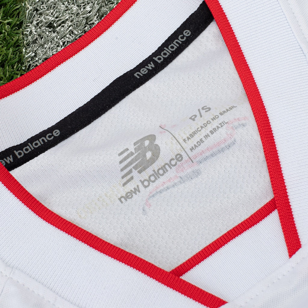 Camisa NB São Paulo Home 26/27 Masculina, camisa são paulo, PIQUE DE JOGADOR, És o Primeiro! A Camisa São Paulo I 26/27 New Balance Torcedor Masculina é um tributo ao pioneirismo inigualável do Tricolor. Indispensável na coleção dos torcedores que carregam o bordão "Dentre os grandes, és o Primeiro" no coração, esta camisa do São Paulo celebra a grandeza do clube, que é primeiro em tantas coisas na história. Com o tradicional design tricolor e escudo centralizado em destaque, esta camisa São Paulo masculina