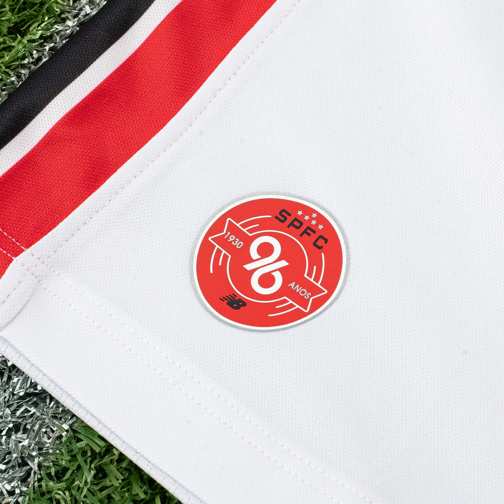 Camisa NB São Paulo Home 26/27 Masculina, camisa são paulo, PIQUE DE JOGADOR, És o Primeiro! A Camisa São Paulo I 26/27 New Balance Torcedor Masculina é um tributo ao pioneirismo inigualável do Tricolor. Indispensável na coleção dos torcedores que carregam o bordão "Dentre os grandes, és o Primeiro" no coração, esta camisa do São Paulo celebra a grandeza do clube, que é primeiro em tantas coisas na história. Com o tradicional design tricolor e escudo centralizado em destaque, esta camisa São Paulo masculina