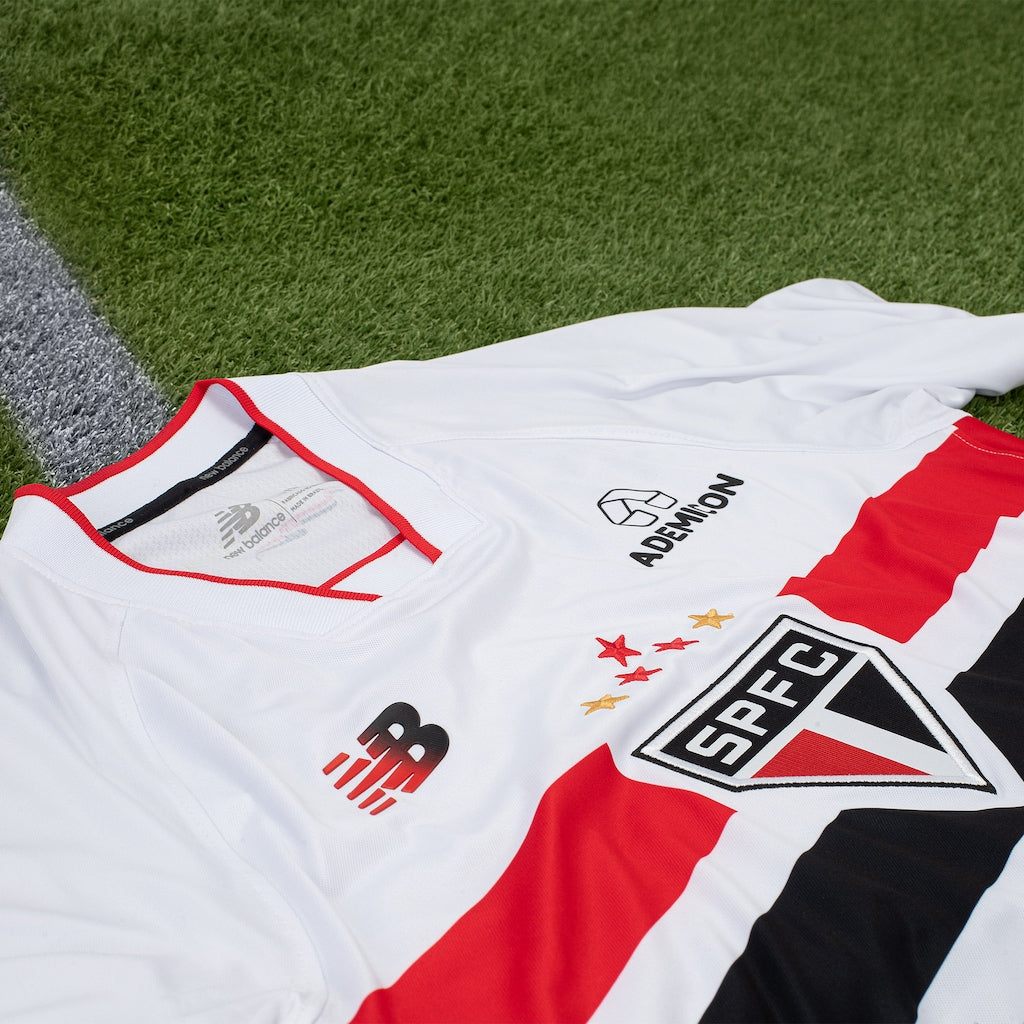Camisa NB São Paulo Home 26/27 Masculina, camisa são paulo, PIQUE DE JOGADOR, És o Primeiro! A Camisa São Paulo I 26/27 New Balance Torcedor Masculina é um tributo ao pioneirismo inigualável do Tricolor. Indispensável na coleção dos torcedores que carregam o bordão "Dentre os grandes, és o Primeiro" no coração, esta camisa do São Paulo celebra a grandeza do clube, que é primeiro em tantas coisas na história. Com o tradicional design tricolor e escudo centralizado em destaque, esta camisa São Paulo masculina