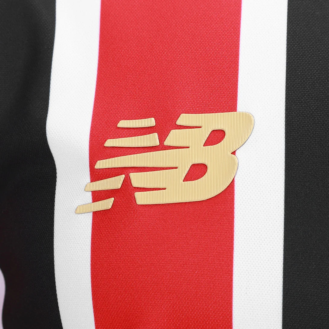 Camisa New Balance São Paulo 25/26 Away, Camisa Futebol, New Balance, Ficha do Produto TecnologiaNB Dry: Sistema que controla o excesso de umidade do corpo, garantindo a rápida secagem do suor durante os exercícios. Composição: 100% PoliésterMarca: New BalanceIndicada para: Jogo/CasualGênero: MasculinoEscudo: BordadoOrigem: ImportadoManga: Curta-PIQUE DE JOGADOR
