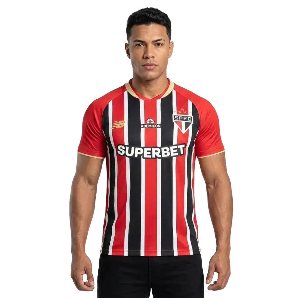 Camisa New Balance São Paulo 25/26 Away, Camisa Futebol, New Balance, Ficha do Produto TecnologiaNB Dry: Sistema que controla o excesso de umidade do corpo, garantindo a rápida secagem do suor durante os exercícios. Composição: 100% PoliésterMarca: New BalanceIndicada para: Jogo/CasualGênero: MasculinoEscudo: BordadoOrigem: ImportadoManga: Curta-PIQUE DE JOGADOR