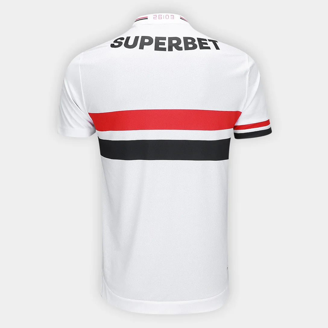 Camisa New Balance São Paulo 25/26 Home, Camisa Futebol, New Balance, Ficha do Produto TecnologiaNB Dry: Sistema que controla o excesso de umidade do corpo, garantindo a rápida secagem do suor durante os exercícios. Composição: 100% PoliésterMarca: New BalanceIndicada para: Jogo/CasualGênero: MasculinoEscudo: BordadoOrigem: ImportadoManga: Curta-PIQUE DE JOGADOR