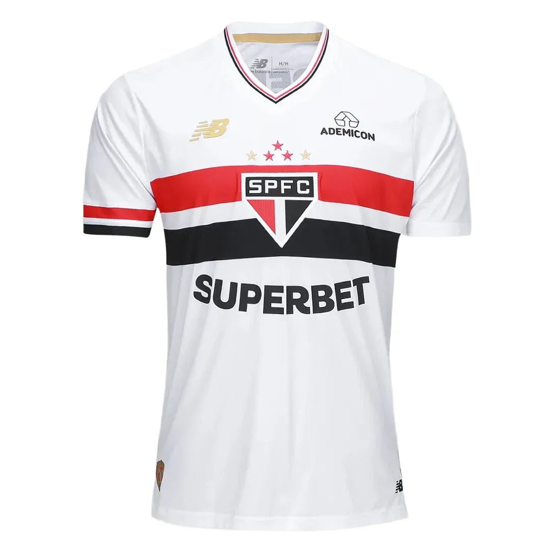 Camisa New Balance São Paulo 25/26 Home, Camisa Futebol, New Balance, Ficha do Produto TecnologiaNB Dry: Sistema que controla o excesso de umidade do corpo, garantindo a rápida secagem do suor durante os exercícios. Composição: 100% PoliésterMarca: New BalanceIndicada para: Jogo/CasualGênero: MasculinoEscudo: BordadoOrigem: ImportadoManga: Curta-PIQUE DE JOGADOR