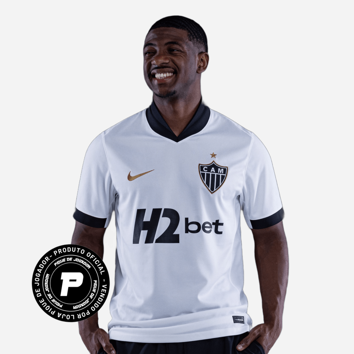 Camisa Nike Atlético Mineiro 2026/27 II, Camisas de Futebol, PIQUE DE JOGADOR, Descrição Inspirada no título de Campeão Brasileiro de 1971, a nova camisa 2 do Galo celebra a doideira que se espalhou para milhões de cabeças de atleticanos após a cabeçada histórica de Dadá Maravilha. O manto alvinegro pra quem vive o Galo dentro e fora das arquibancadas. A versão torcedor oferece o caimento perfeito para representar o Atlético com conforto todos os dias. Detalhes do Produto Tecnologia Nike Dri-FIT absorve o s