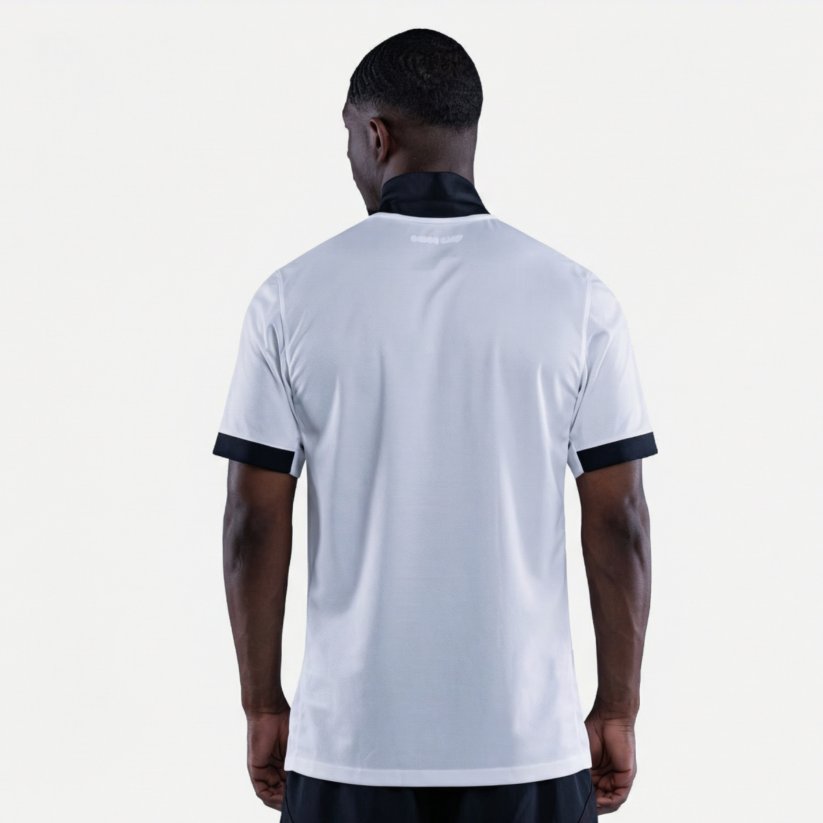 Camisa Nike Atlético Mineiro 2026/27 II, Camisas de Futebol, PIQUE DE JOGADOR, Descrição Inspirada no título de Campeão Brasileiro de 1971, a nova camisa 2 do Galo celebra a doideira que se espalhou para milhões de cabeças de atleticanos após a cabeçada histórica de Dadá Maravilha. O manto alvinegro pra quem vive o Galo dentro e fora das arquibancadas. A versão torcedor oferece o caimento perfeito para representar o Atlético com conforto todos os dias. Detalhes do Produto Tecnologia Nike Dri-FIT absorve o s