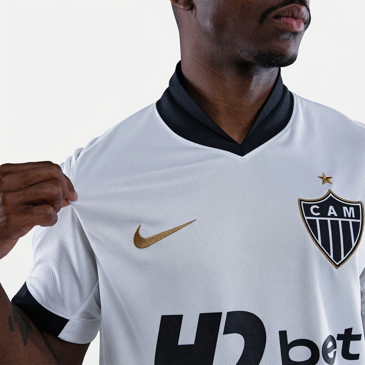 Camisa Nike Atlético Mineiro 2026/27 II, Camisas de Futebol, PIQUE DE JOGADOR, Descrição Inspirada no título de Campeão Brasileiro de 1971, a nova camisa 2 do Galo celebra a doideira que se espalhou para milhões de cabeças de atleticanos após a cabeçada histórica de Dadá Maravilha. O manto alvinegro pra quem vive o Galo dentro e fora das arquibancadas. A versão torcedor oferece o caimento perfeito para representar o Atlético com conforto todos os dias. Detalhes do Produto Tecnologia Nike Dri-FIT absorve o s