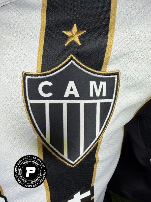 Camisa Nike Atlético Mineiro 26/27 Home C/ Patrocínios, Camisa Futebol, Adidas, Descrição Inspirada no título de Campeão Brasileiro de 1971, a nova camisa 1 do Galo celebra a doideira que se espalhou para milhões de cabeças de atleticanos após a cabeçada histórica de Dadá Maravilha. O manto alvinegro pra quem vive o Galo dentro e fora das arquibancadas. A versão torcedor oferece o caimento perfeito para representar o Atlético com conforto todos os dias. Detalhes do Produto Tecnologia Nike Dri-FIT absorve o 