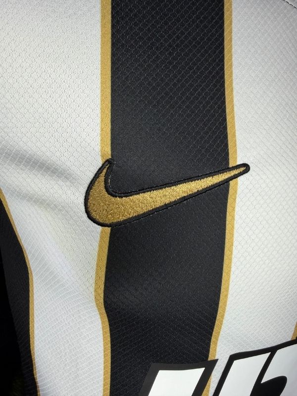 Camisa Nike Atlético Mineiro 26/27 Home C/ Patrocínios, Camisa Futebol, Adidas, Descrição Inspirada no título de Campeão Brasileiro de 1971, a nova camisa 1 do Galo celebra a doideira que se espalhou para milhões de cabeças de atleticanos após a cabeçada histórica de Dadá Maravilha. O manto alvinegro pra quem vive o Galo dentro e fora das arquibancadas. A versão torcedor oferece o caimento perfeito para representar o Atlético com conforto todos os dias. Detalhes do Produto Tecnologia Nike Dri-FIT absorve o 