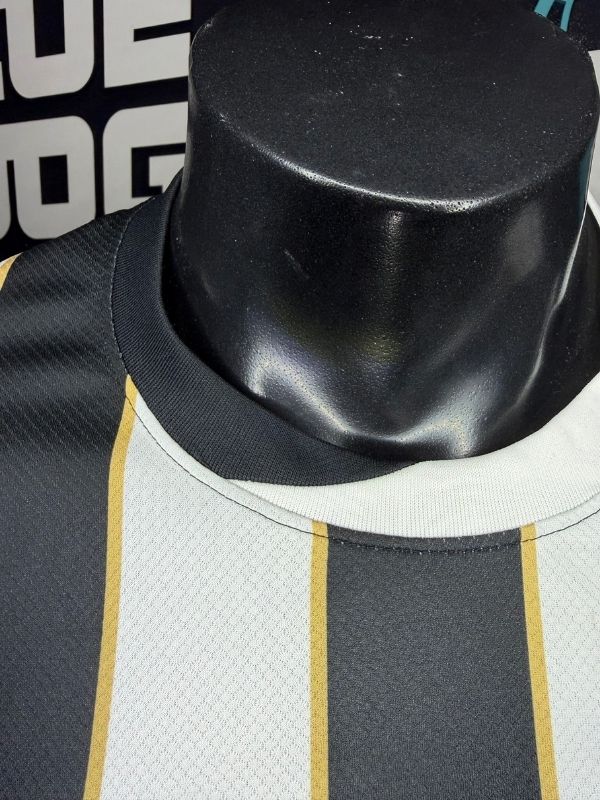 Camisa Nike Atlético Mineiro 26/27 Home C/ Patrocínios, Camisa Futebol, Adidas, Descrição Inspirada no título de Campeão Brasileiro de 1971, a nova camisa 1 do Galo celebra a doideira que se espalhou para milhões de cabeças de atleticanos após a cabeçada histórica de Dadá Maravilha. O manto alvinegro pra quem vive o Galo dentro e fora das arquibancadas. A versão torcedor oferece o caimento perfeito para representar o Atlético com conforto todos os dias. Detalhes do Produto Tecnologia Nike Dri-FIT absorve o 