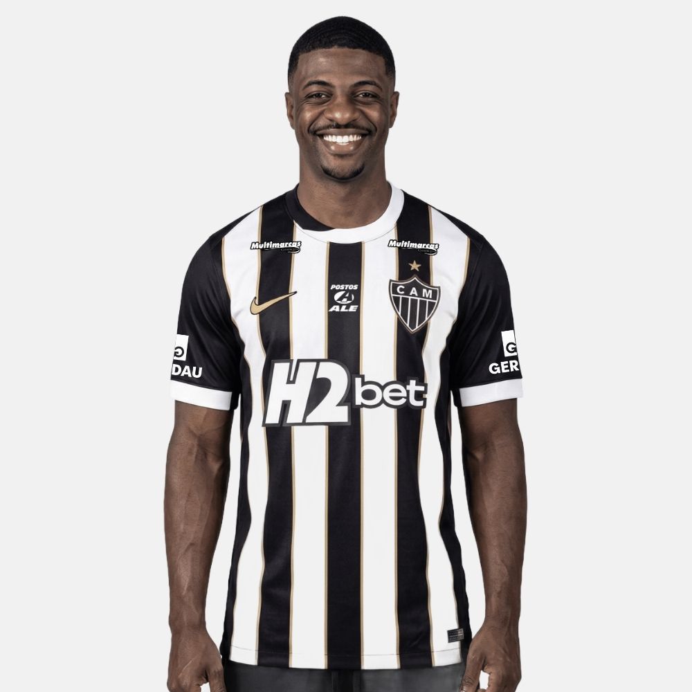 Camisa Nike Atlético Mineiro 26/27 Home C/ Patrocínios, Camisa Futebol, Adidas, Descrição Inspirada no título de Campeão Brasileiro de 1971, a nova camisa 1 do Galo celebra a doideira que se espalhou para milhões de cabeças de atleticanos após a cabeçada histórica de Dadá Maravilha. O manto alvinegro pra quem vive o Galo dentro e fora das arquibancadas. A versão torcedor oferece o caimento perfeito para representar o Atlético com conforto todos os dias. Detalhes do Produto Tecnologia Nike Dri-FIT absorve o 